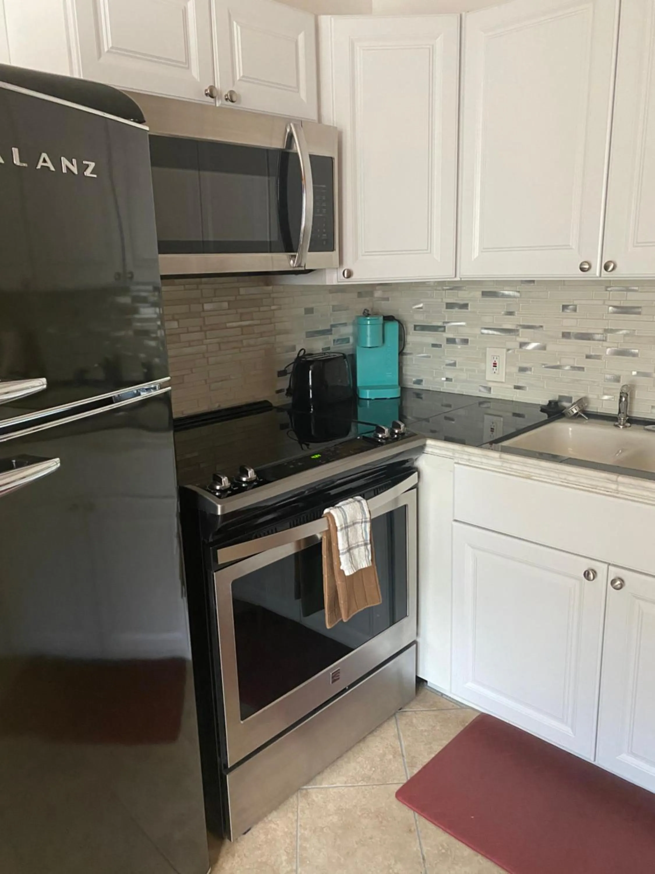 Kitchen or kitchenette in Clearlake Cabins & Boat Parking