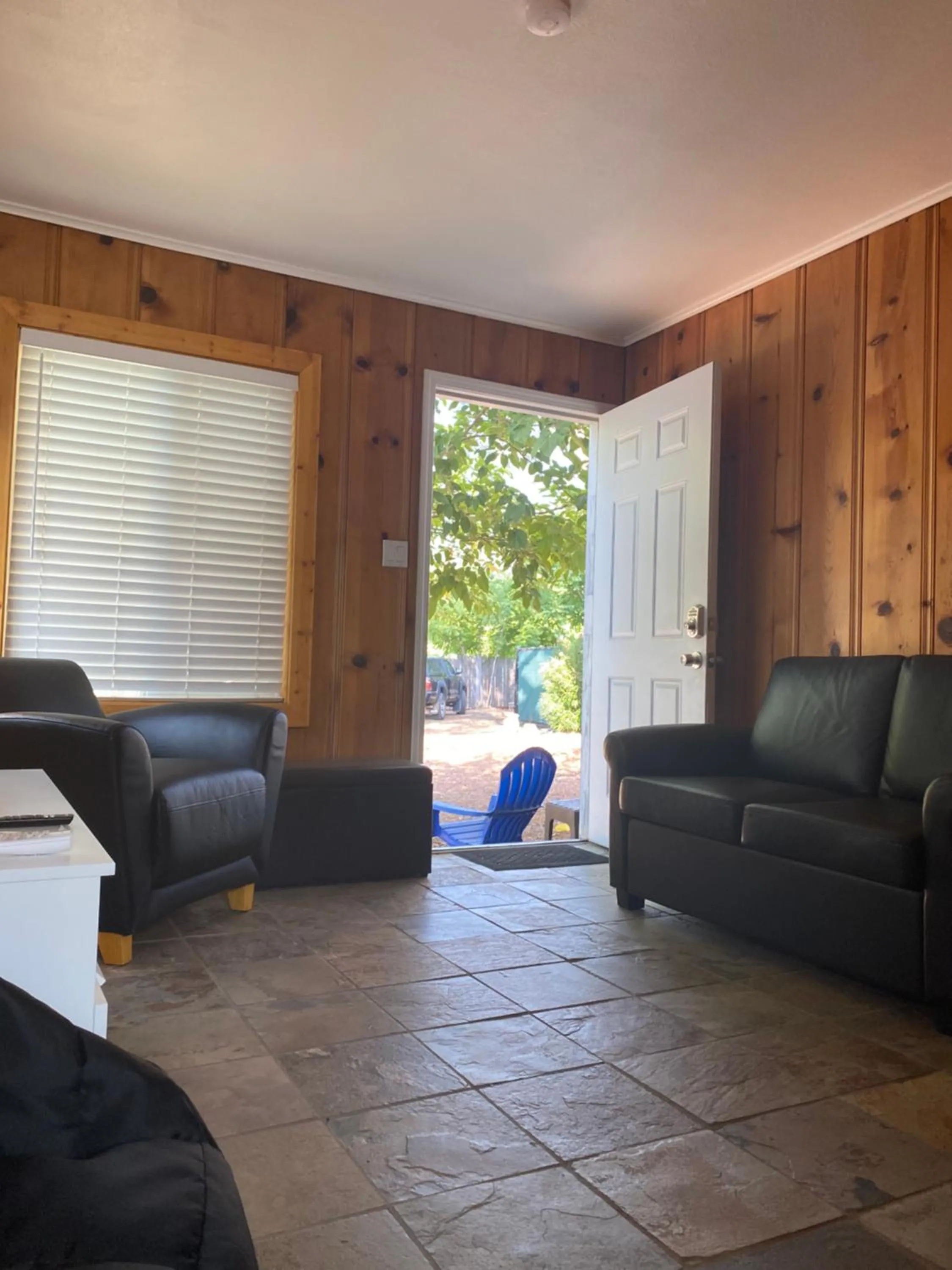 Living room in Clearlake Cabins & Boat Parking