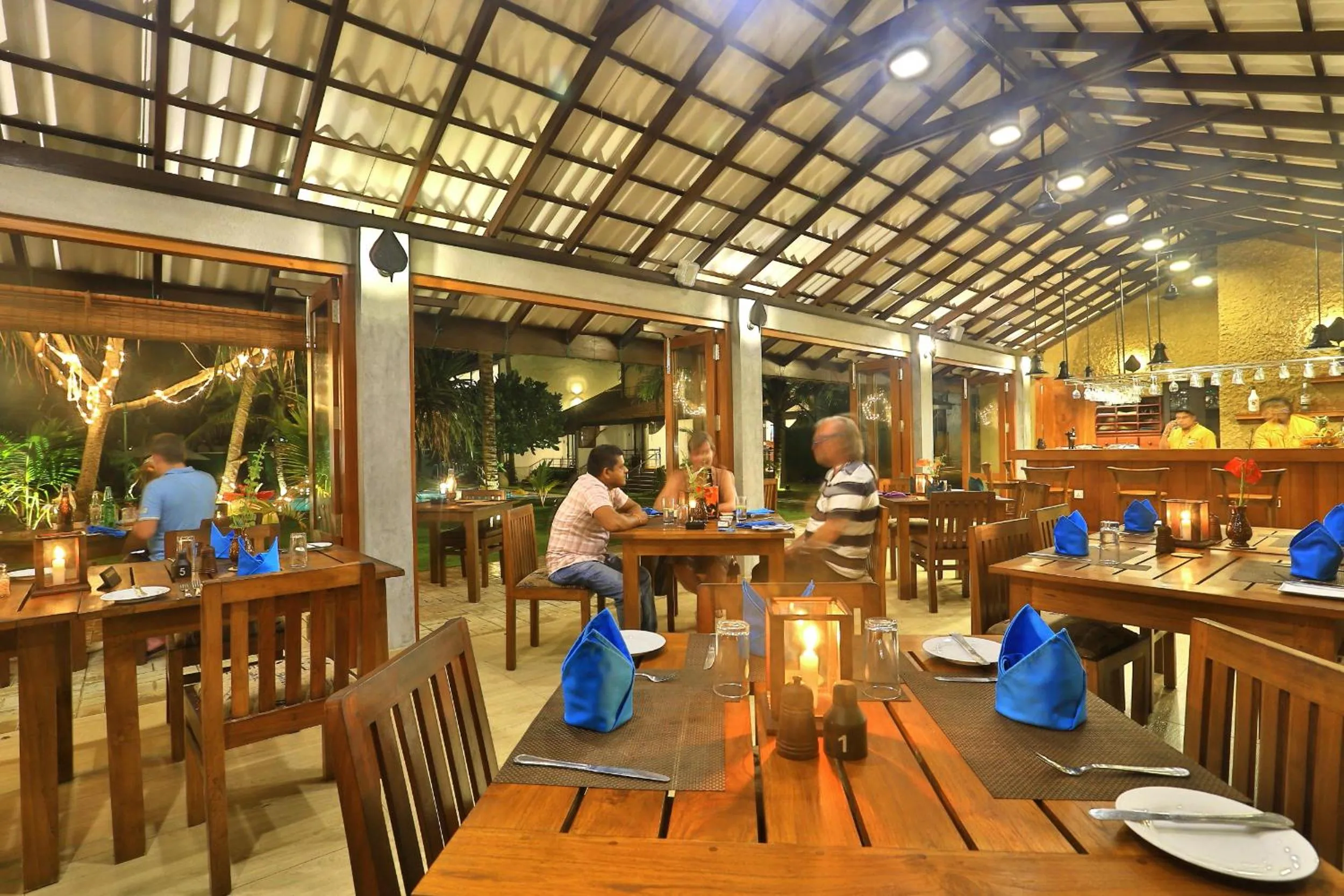 Restaurant/places to eat in Sea Rock Villa