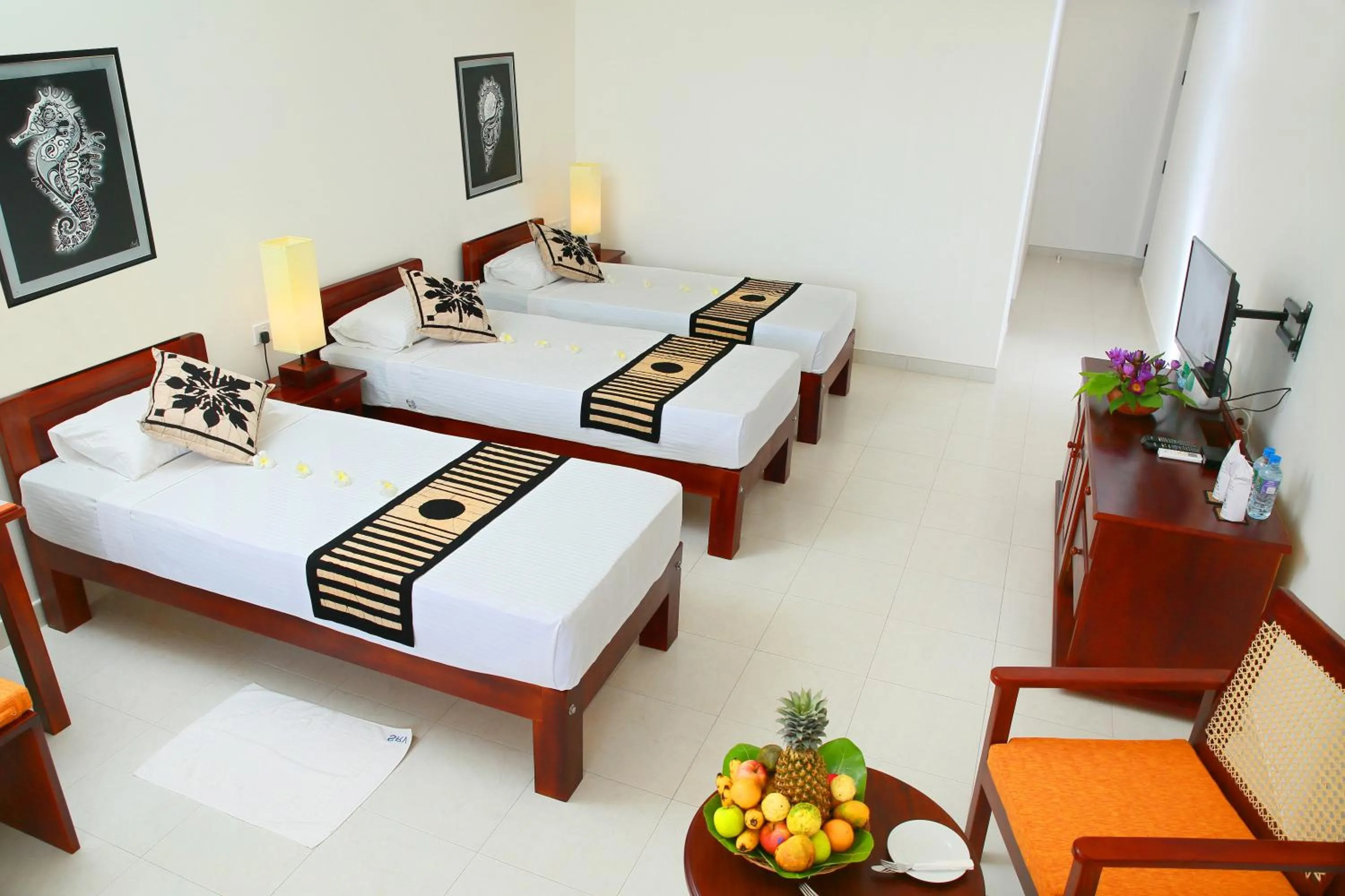 Photo of the whole room, Bed in Sea Rock Villa