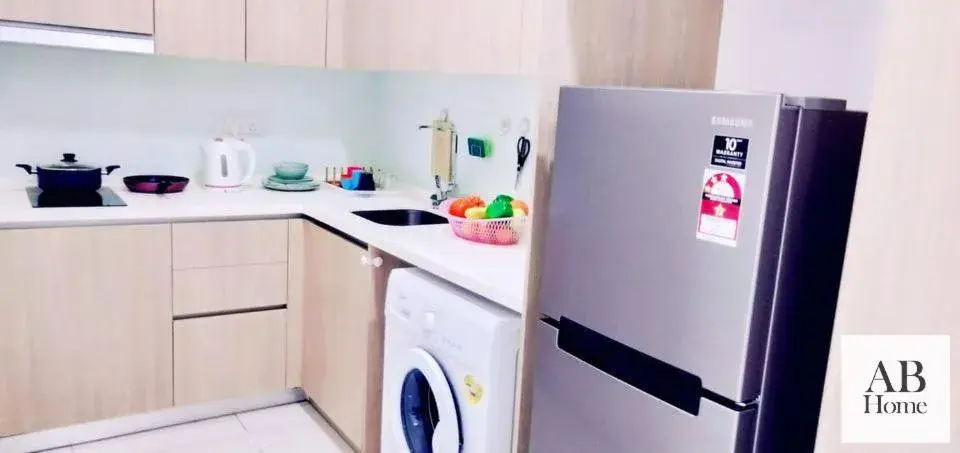 Kitchen or kitchenette in ABHOME "JAPAN SUITE" #GreenHaven #Olympic Pool #360"SeaView #JB Kitchen or kitchenette in ABHOME "JAPAN SUITE" #GreenHaven #Olympic Pool #360"SeaView #JB