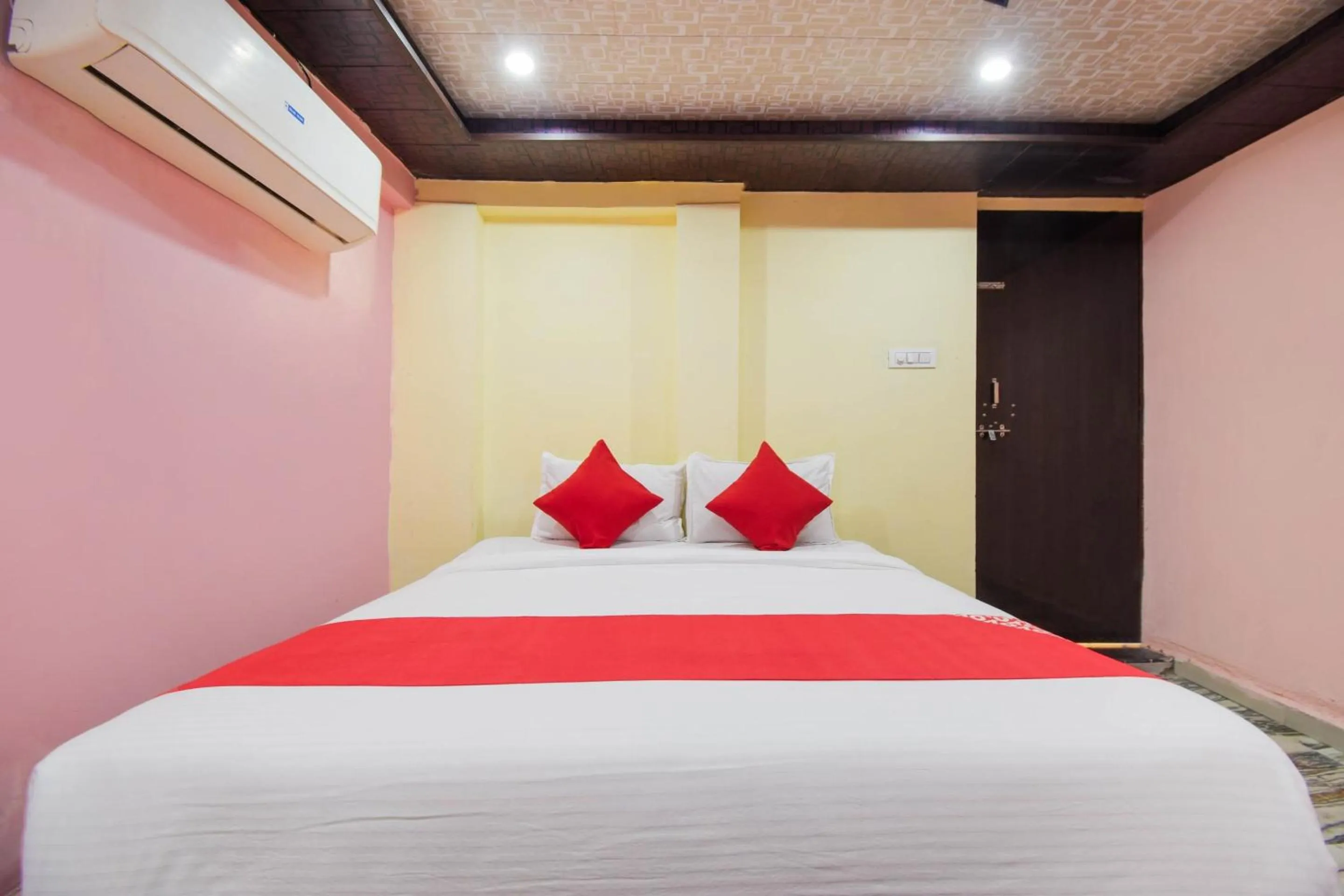 Bathroom, Bed in Hotel O Swastik