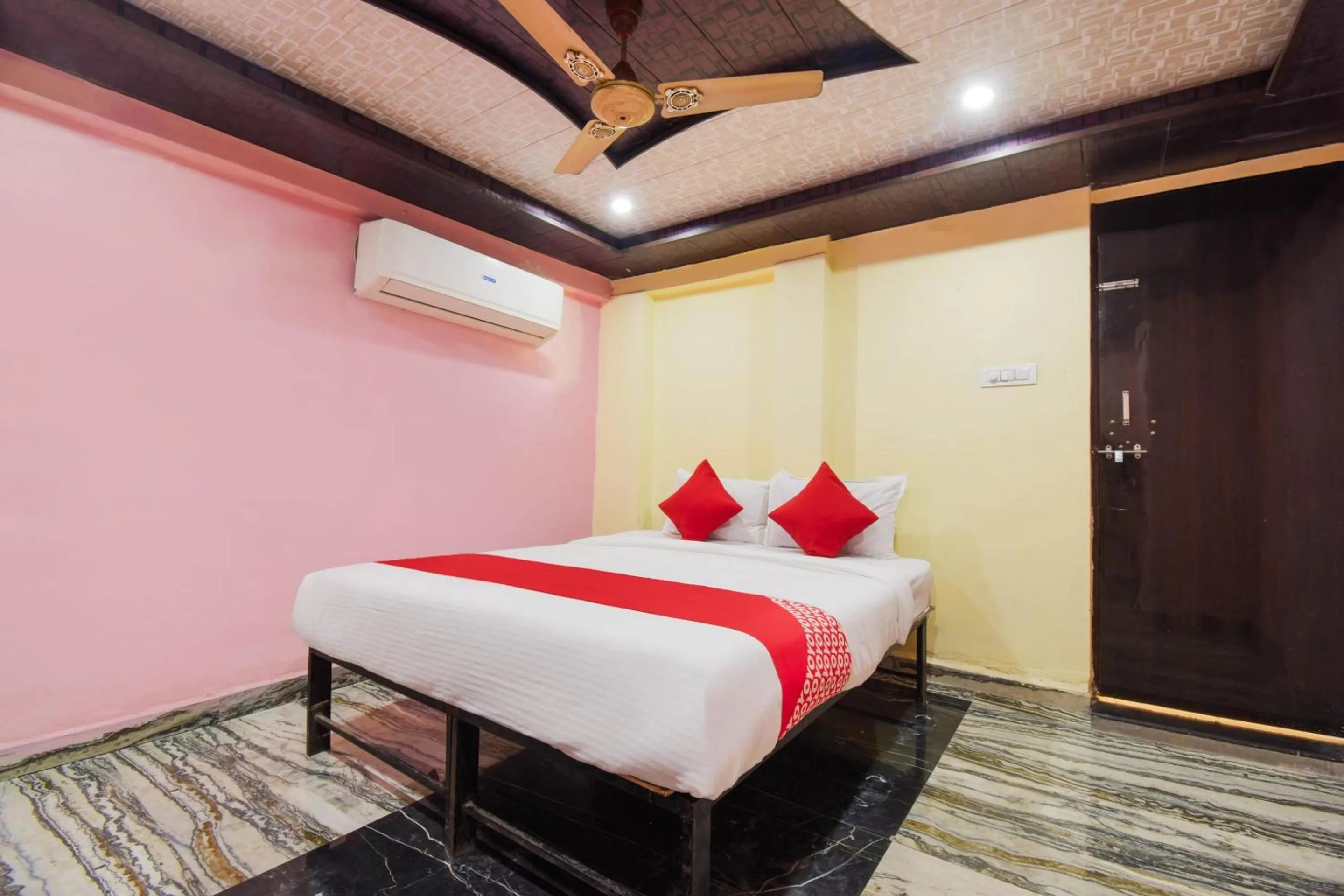 Bedroom, Bed in Hotel O Swastik