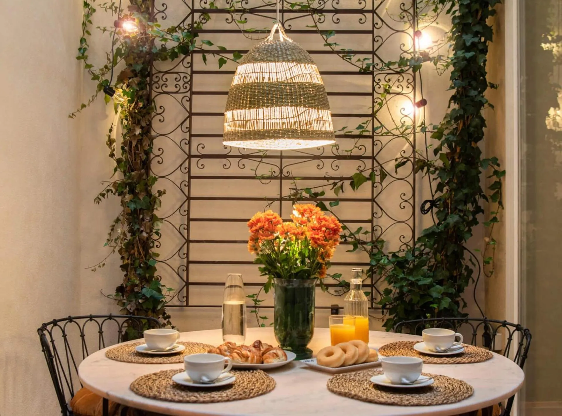 Patio in Casa Sevilla 1855 Suites by Época