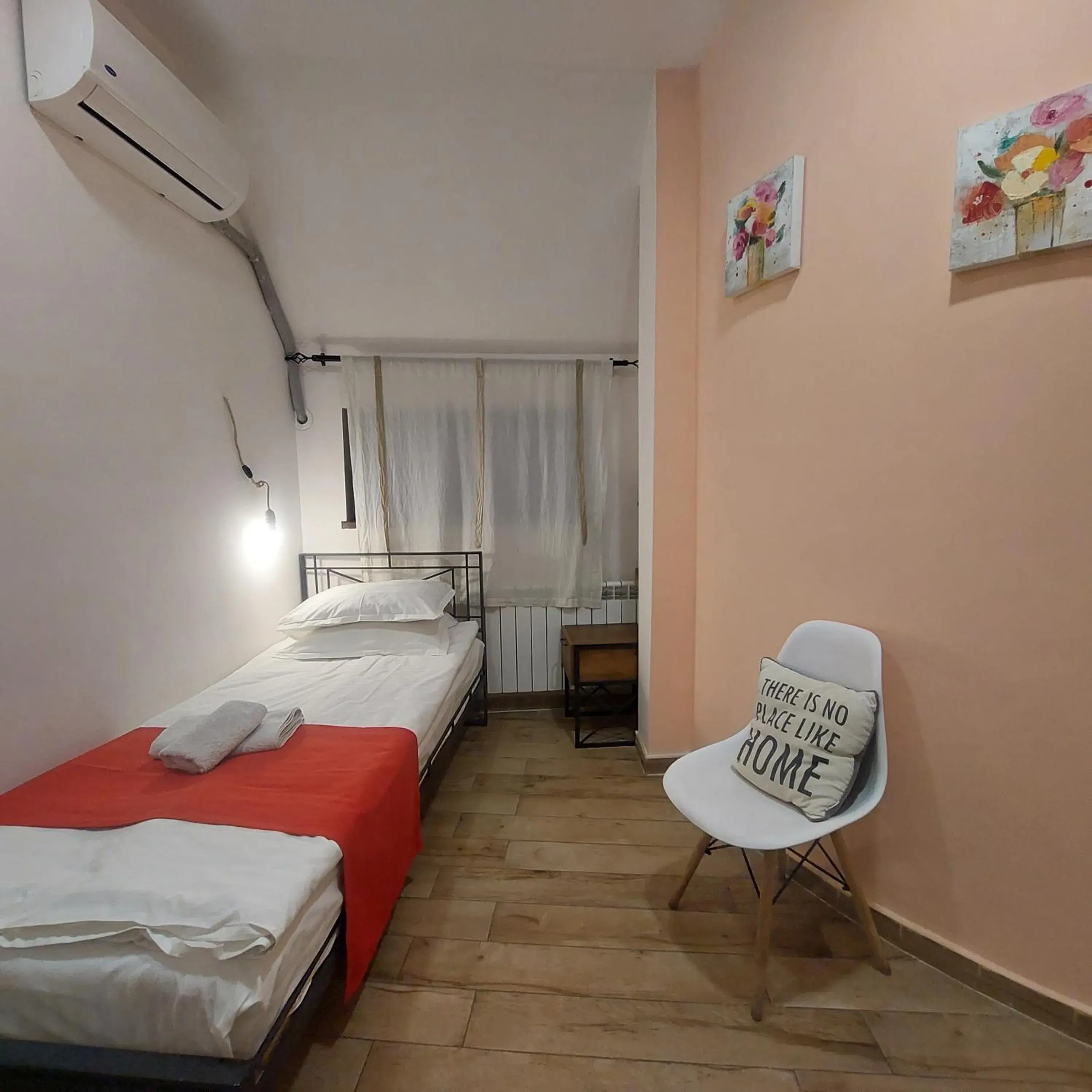 Small Single Room - single occupancy in Blur Inn Gallery Small Single Room - single occupancy in Blur Inn Gallery