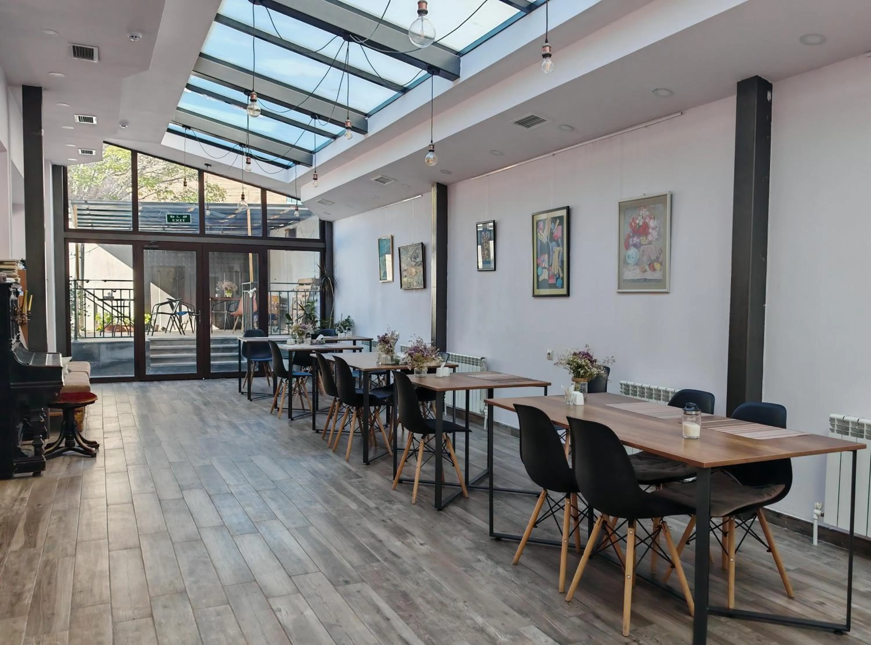 Restaurant/places to eat in Blur Inn Gallery