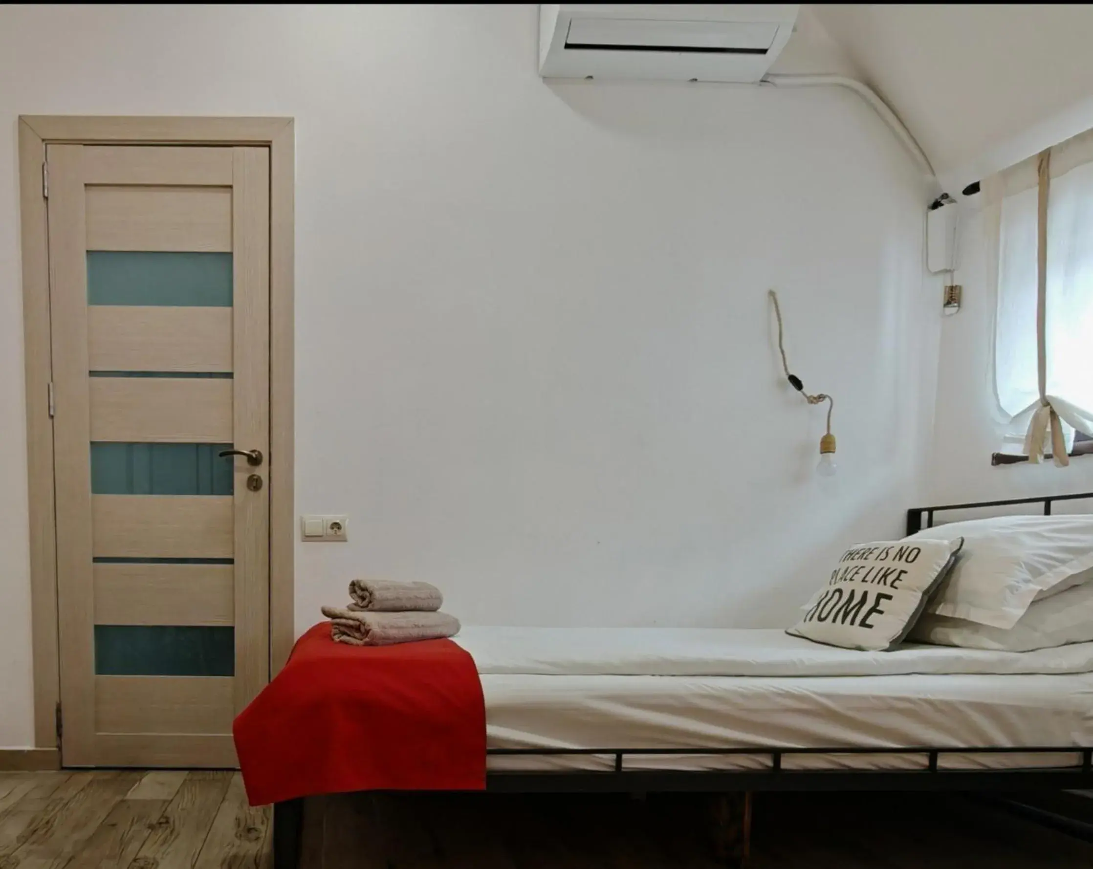 Small Single Room - single occupancy in Blur Inn Gallery Small Single Room - single occupancy in Blur Inn Gallery