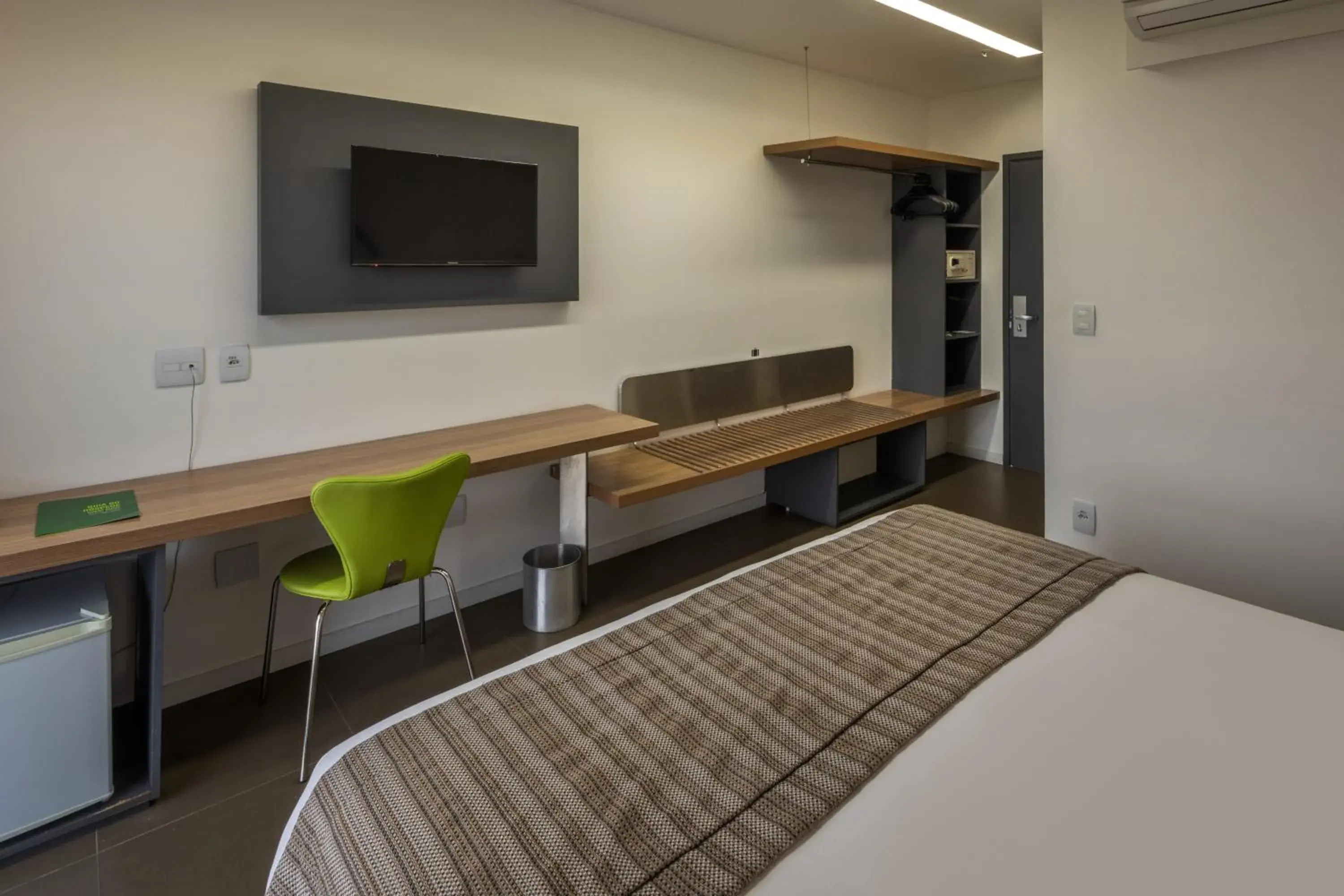 Bed in Linx Galeão by Wish Bed in Linx Galeão by Wish