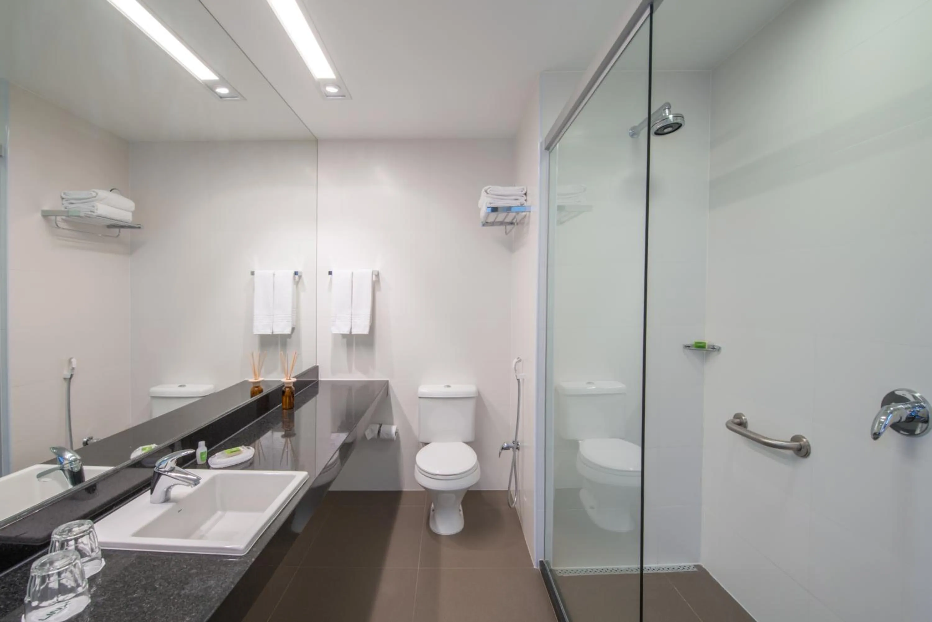 Shower in Linx Galeão by Wish