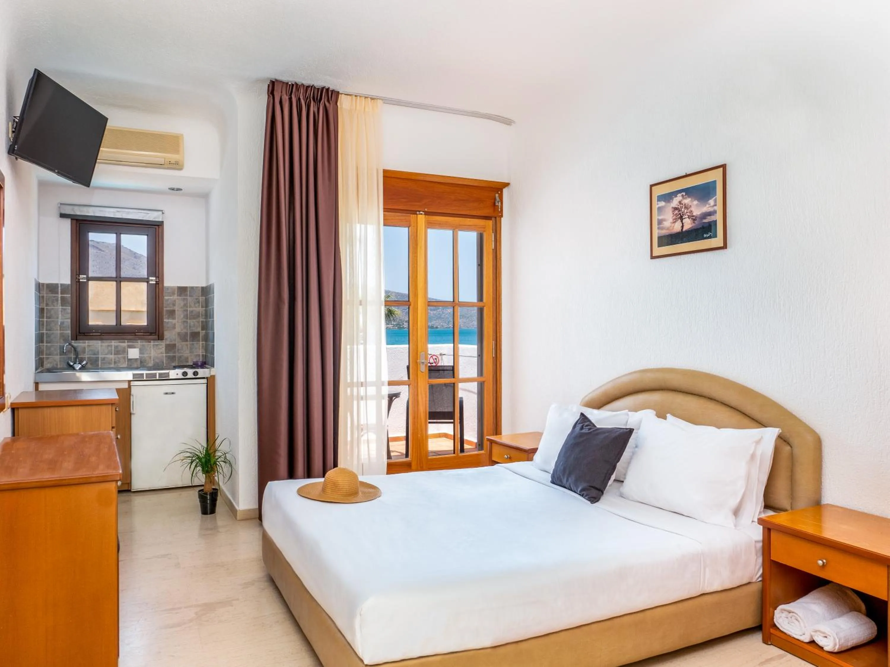 Bed in Elounda Alikes Suites & Studios