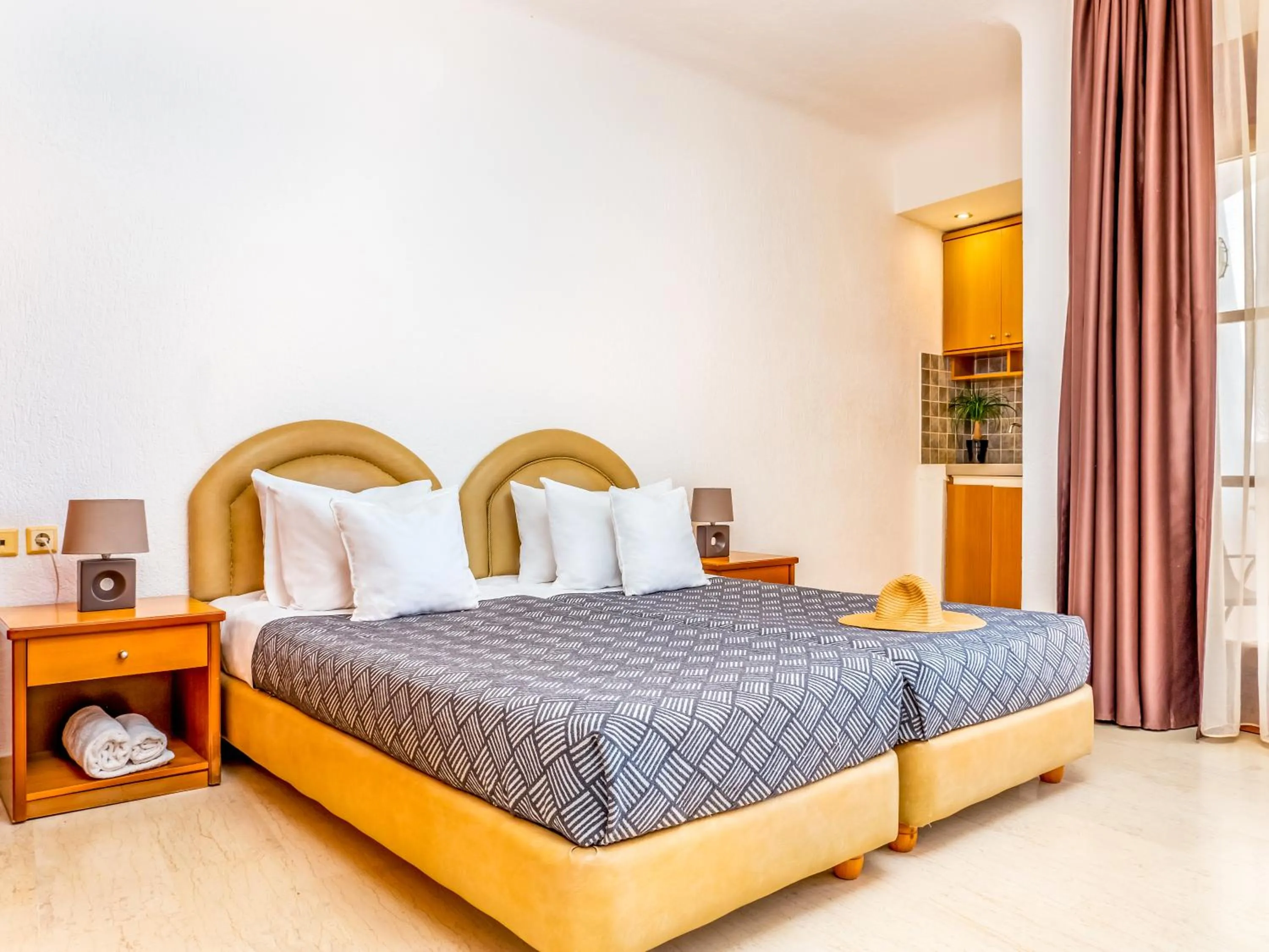 Bed in Elounda Alikes Suites & Studios