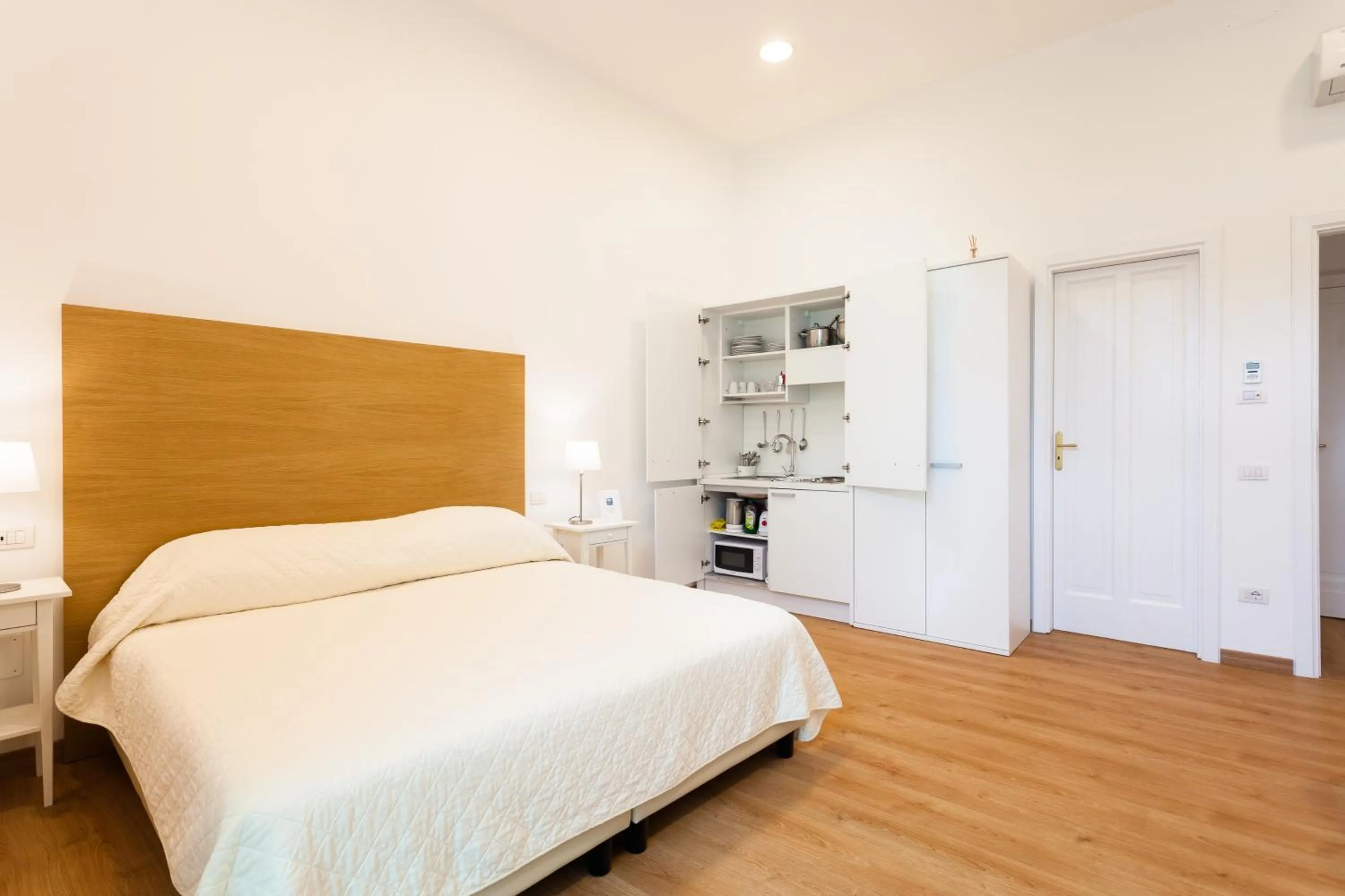 Photo of the whole room, Bed in Corso Italia Suites