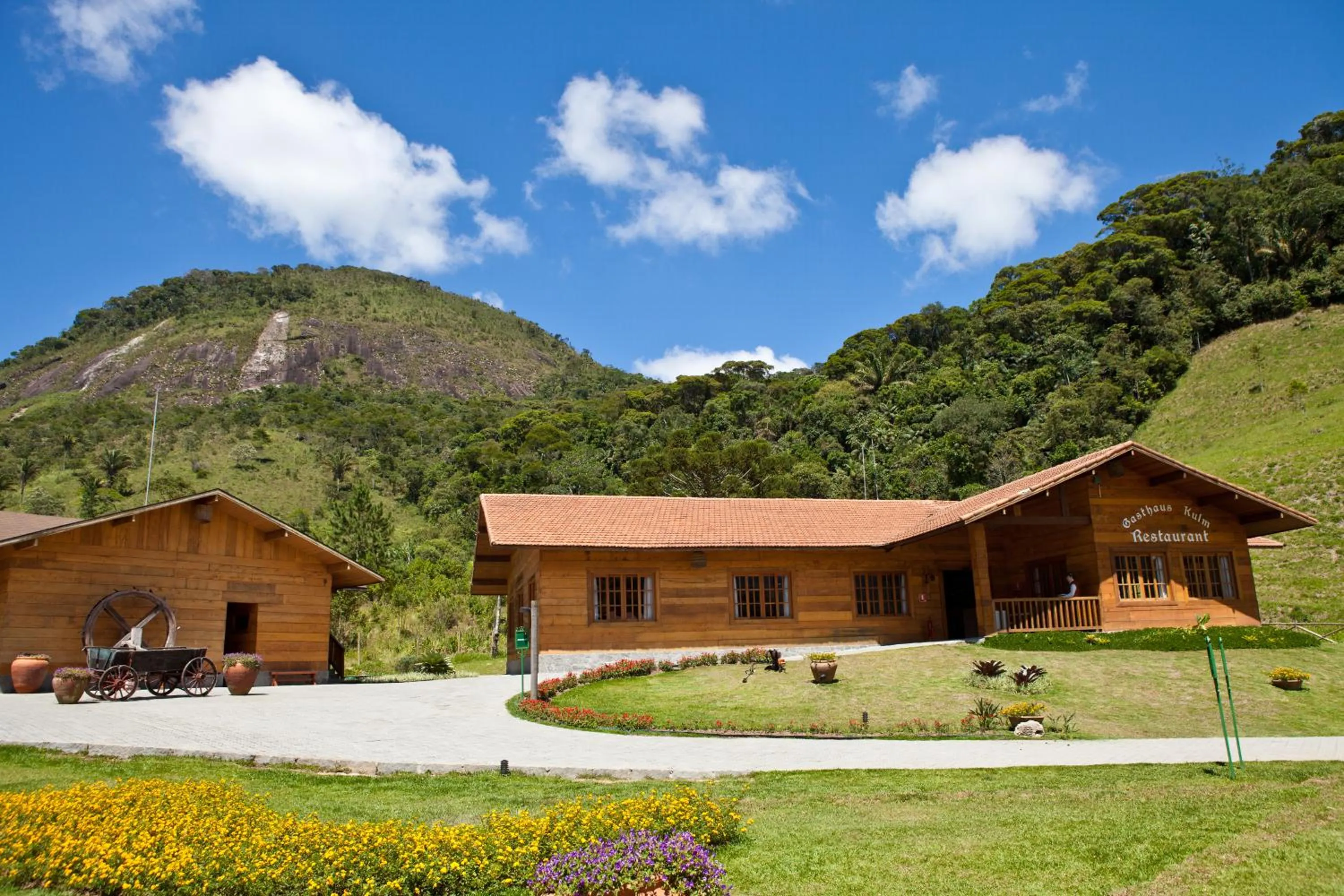 Property building in Fazenda Suica Le Canton