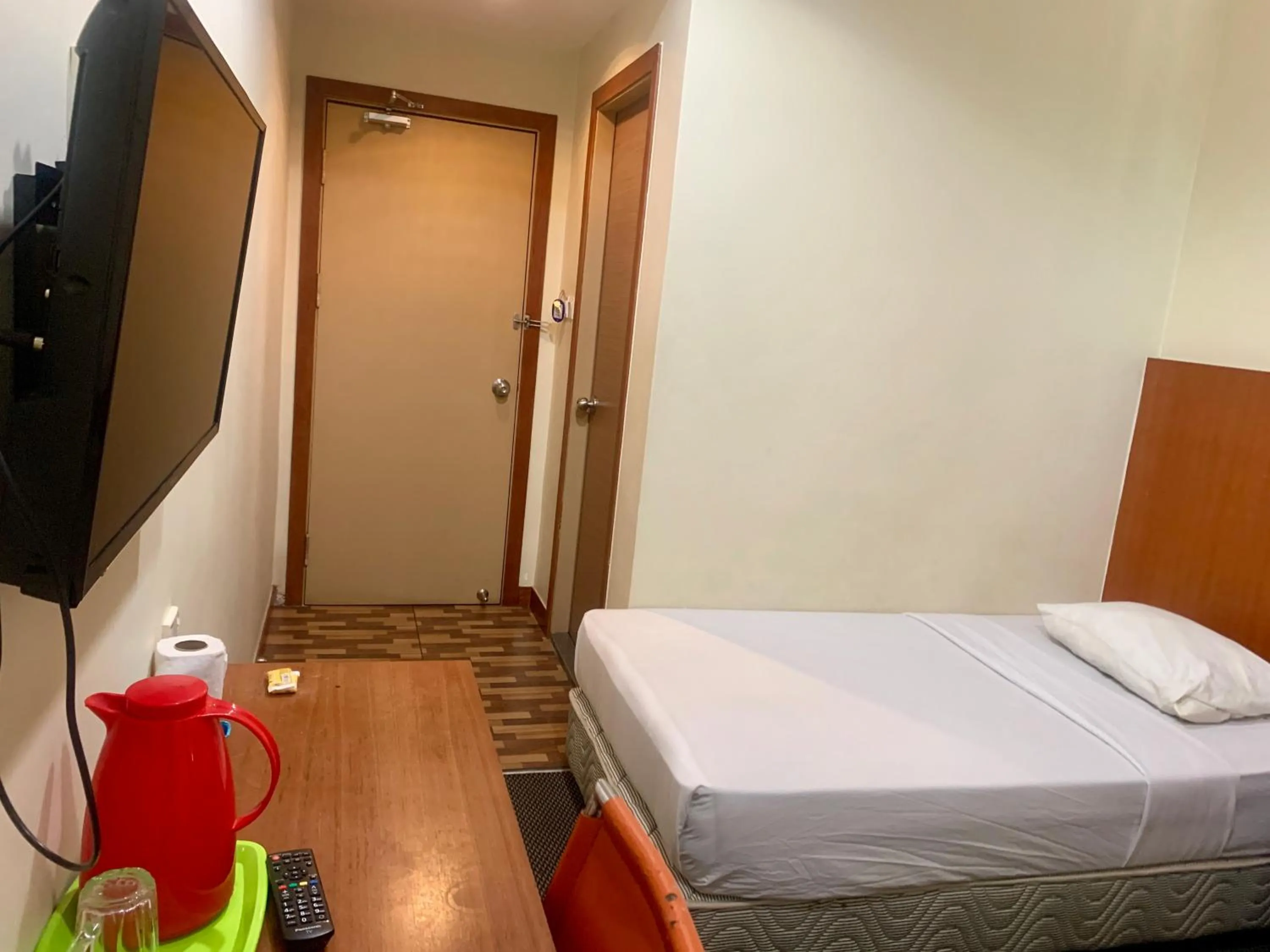 Bedroom, Bed in New Grand Hotel