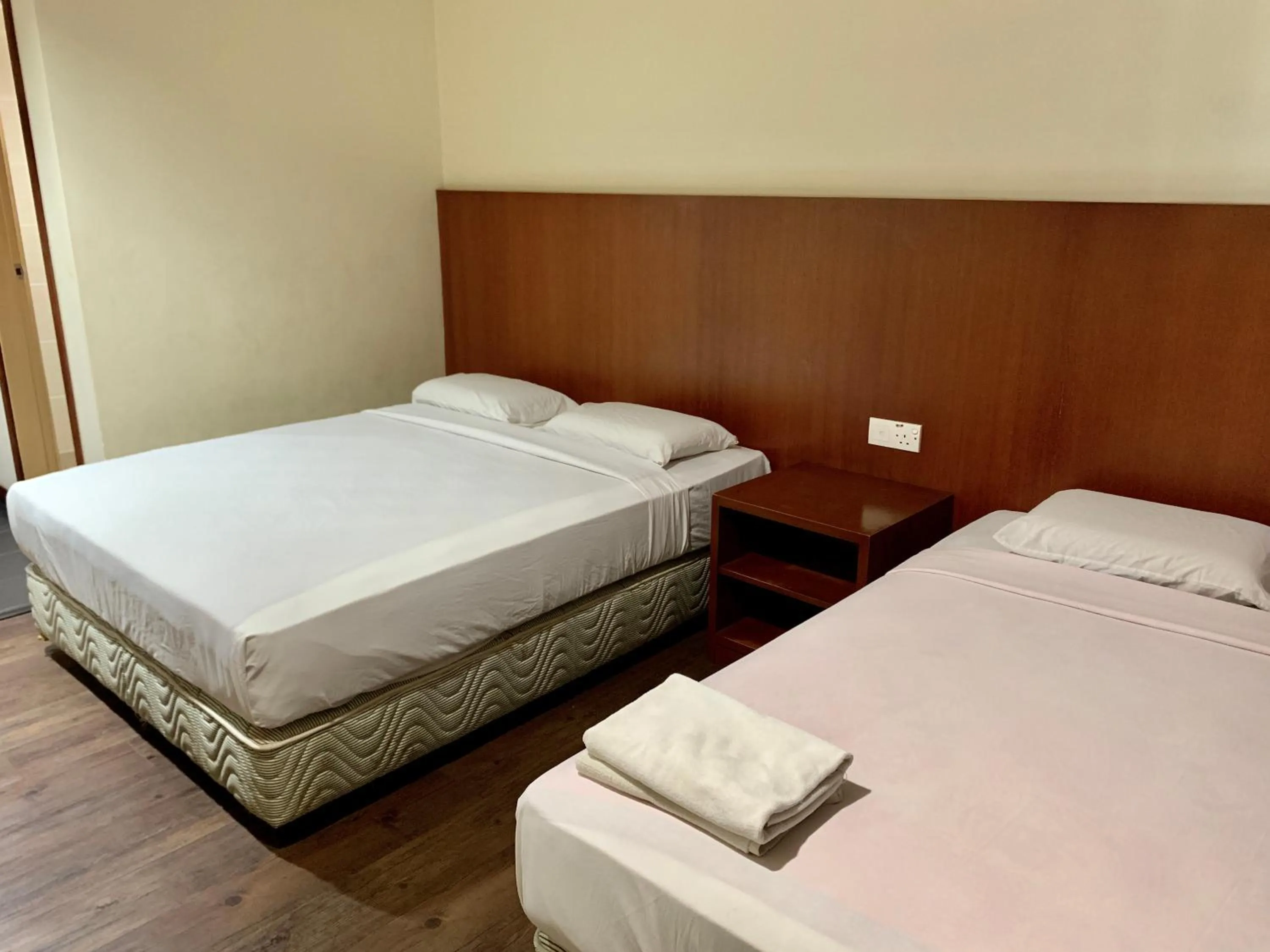 Bedroom, Bed in New Grand Hotel