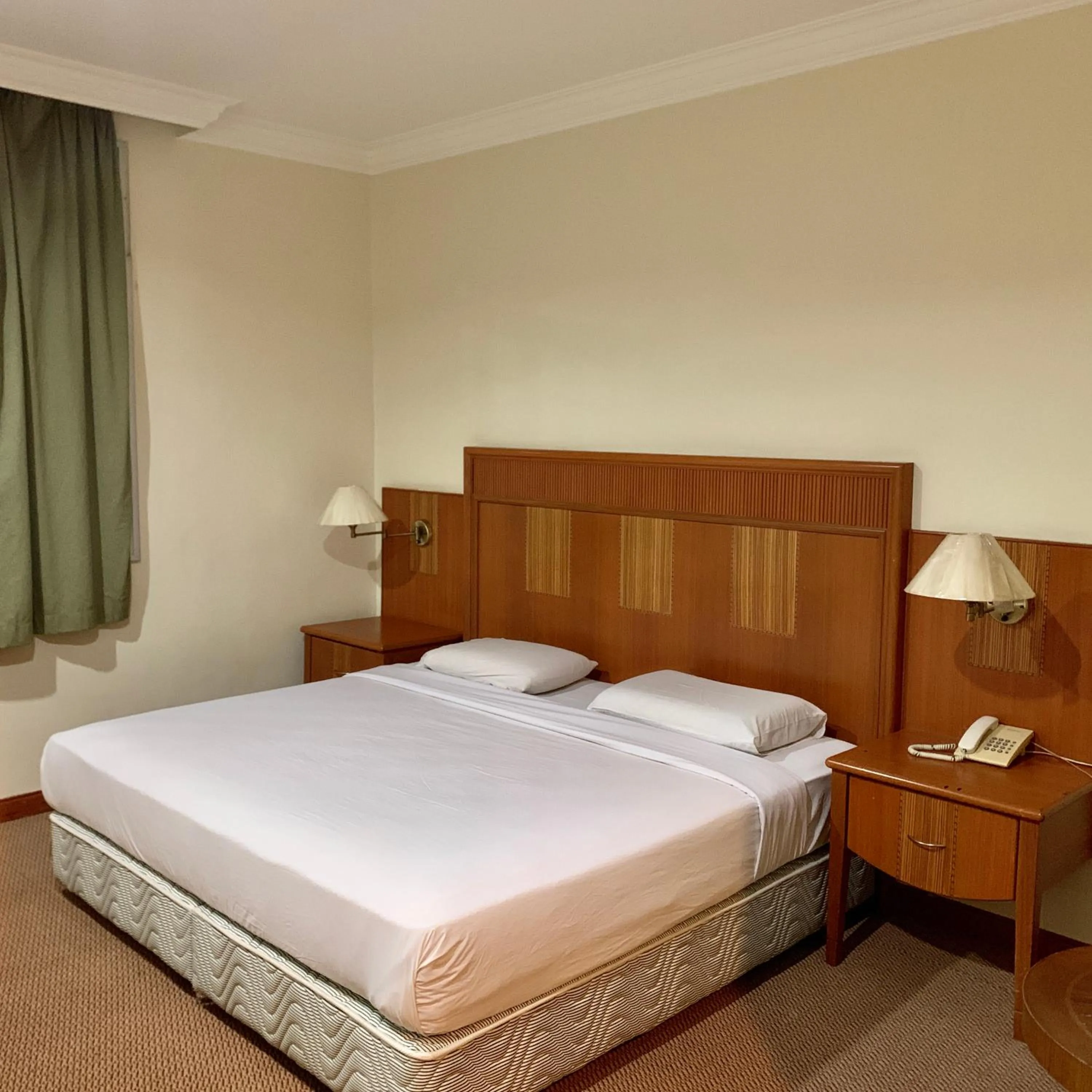 Bedroom, Bed in New Grand Hotel