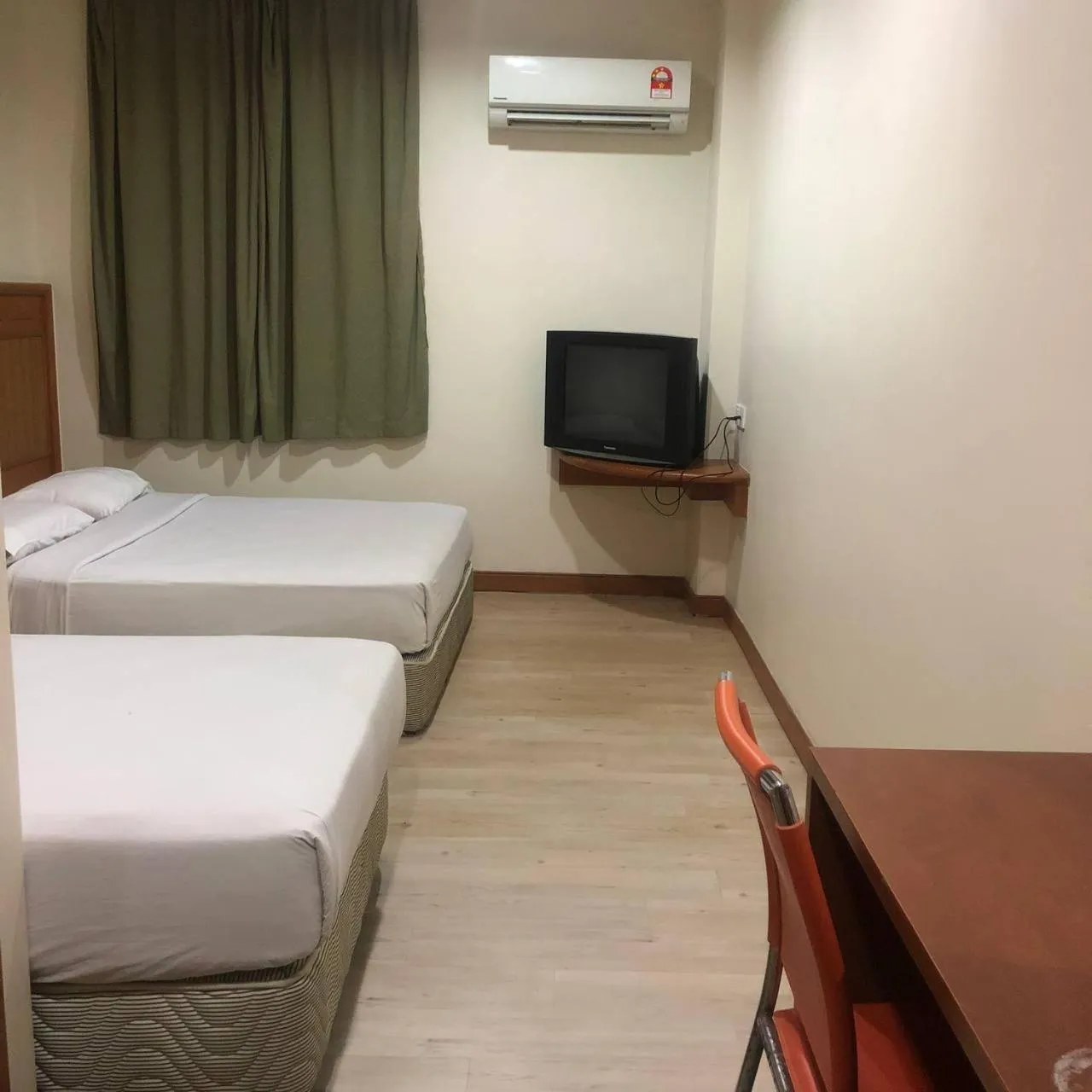 Bedroom, Bed in New Grand Hotel