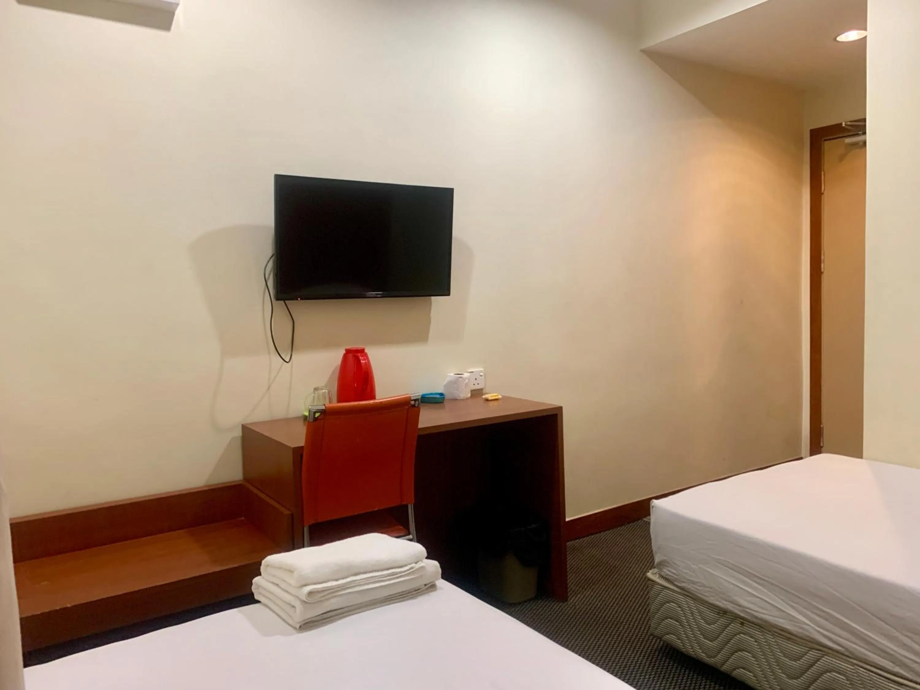 Bedroom, Bed in New Grand Hotel