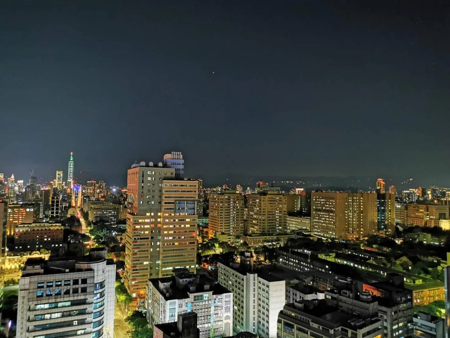 Night in Urban Abode Apartment 1