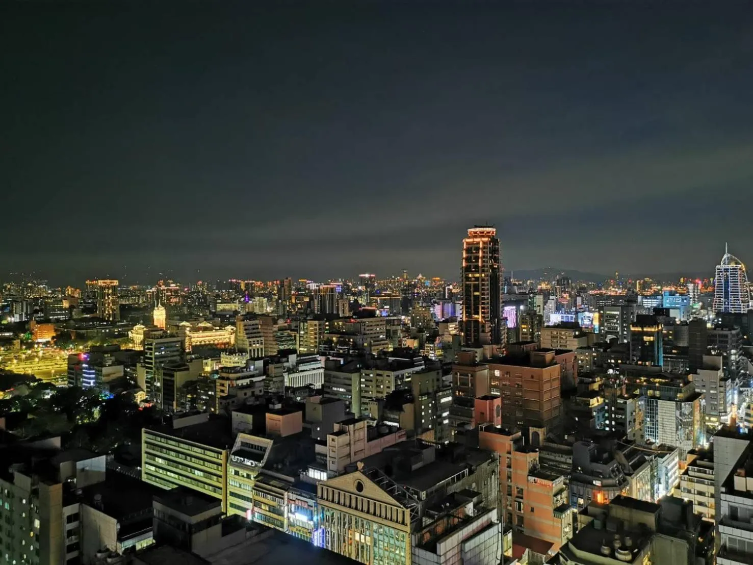 Night in Urban Abode Apartment 1