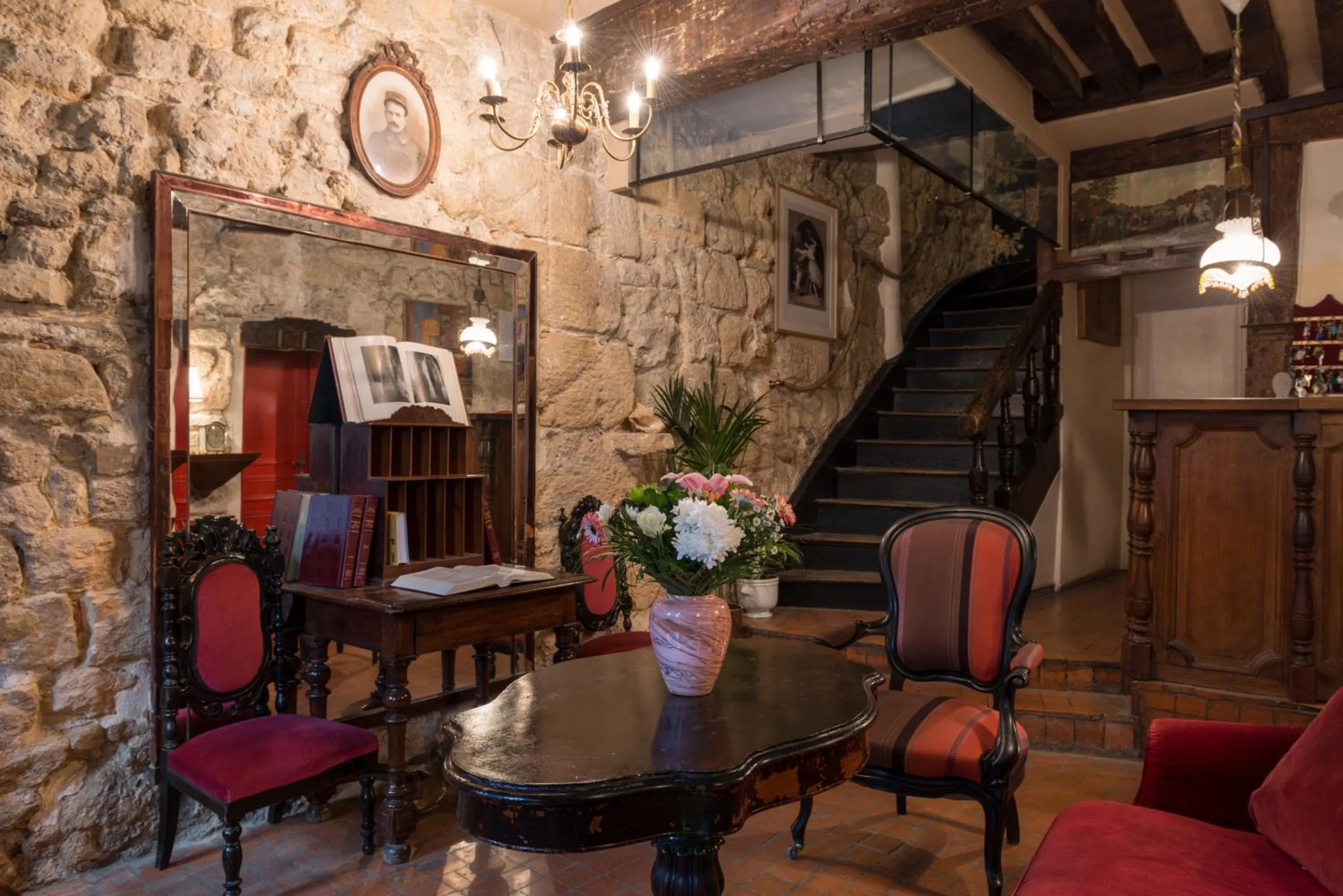 Library in Hotel Esmeralda