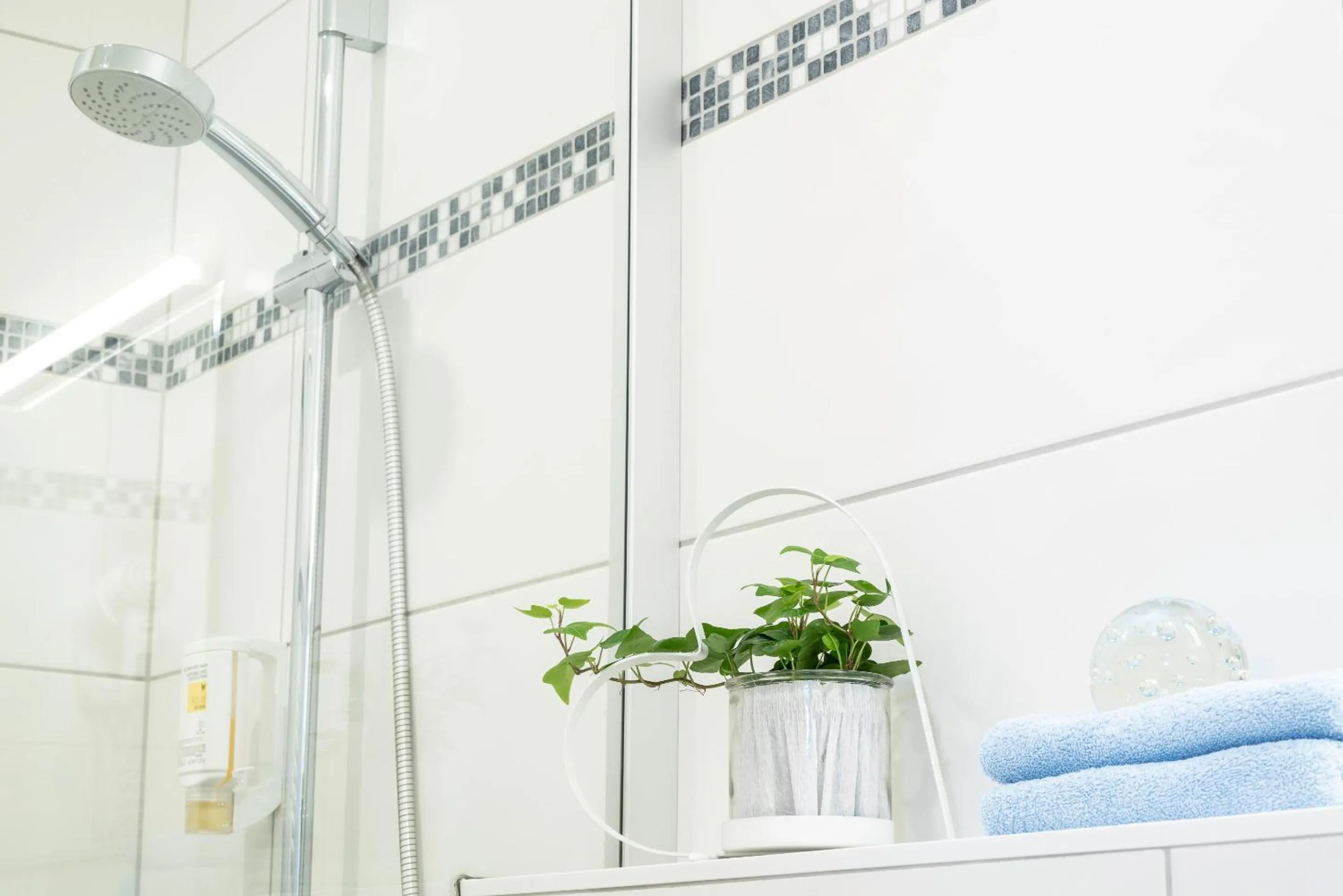 Photo of the whole room in Hotel Am Wiesenweg l 24h check-in