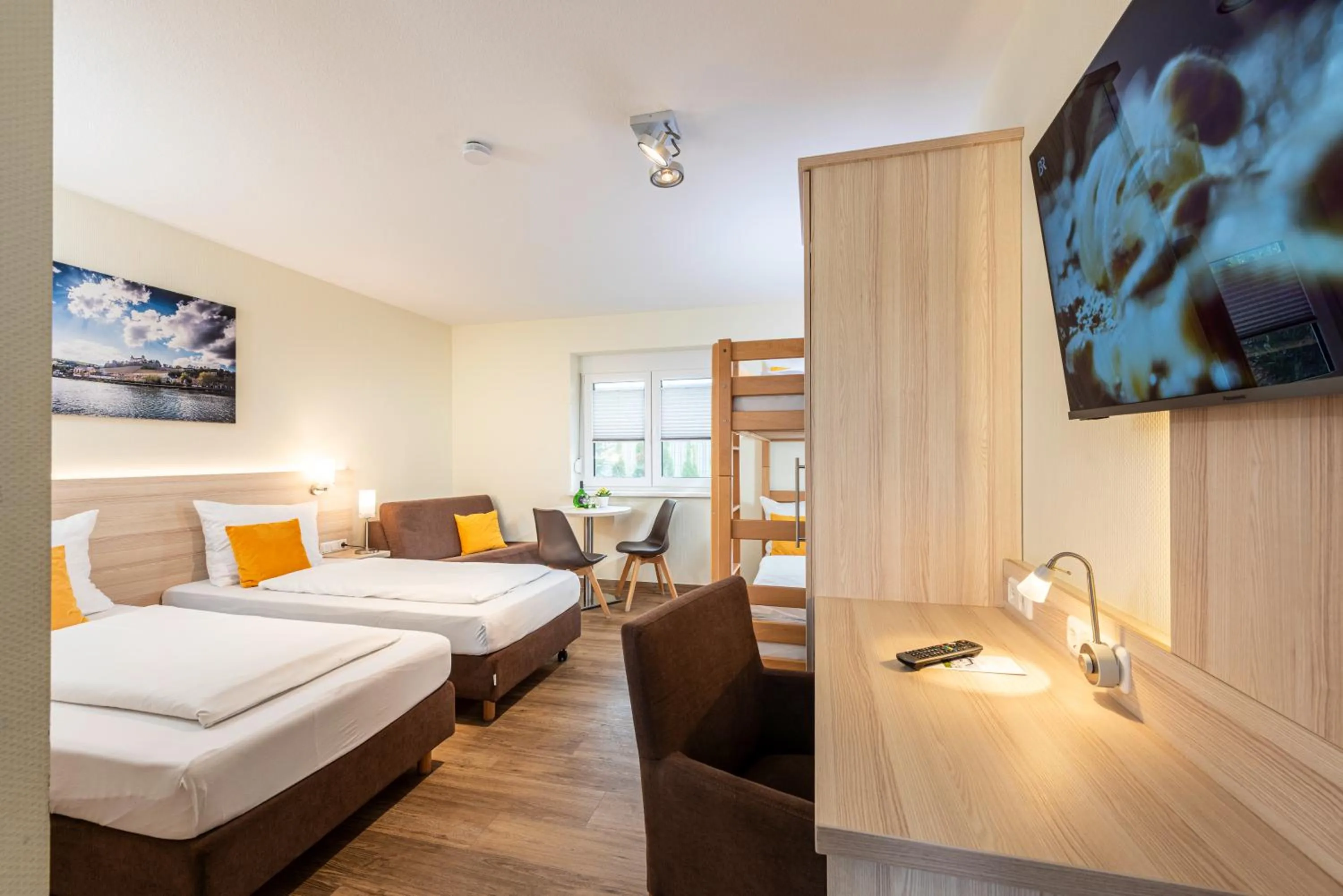 Photo of the whole room, Bed in Hotel Am Wiesenweg l 24h check-in