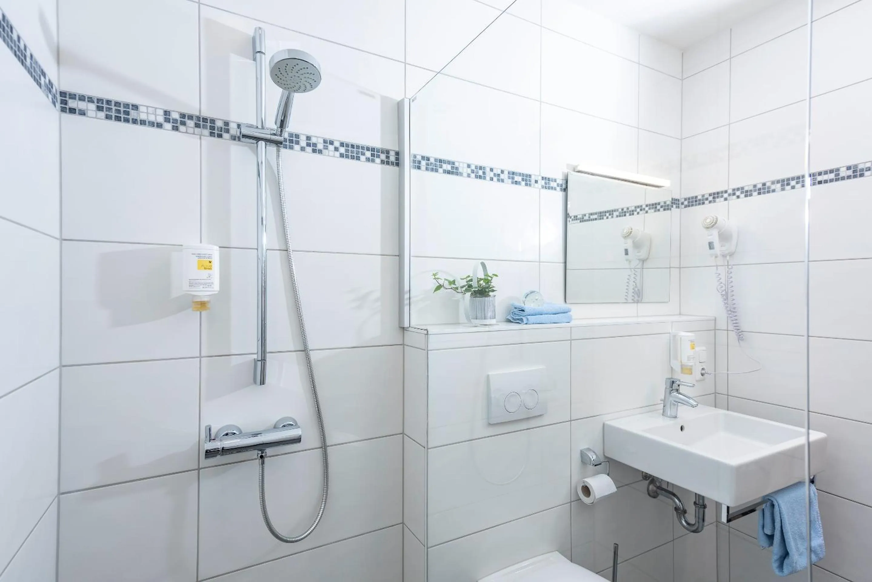 Photo of the whole room in Hotel Am Wiesenweg l 24h check-in