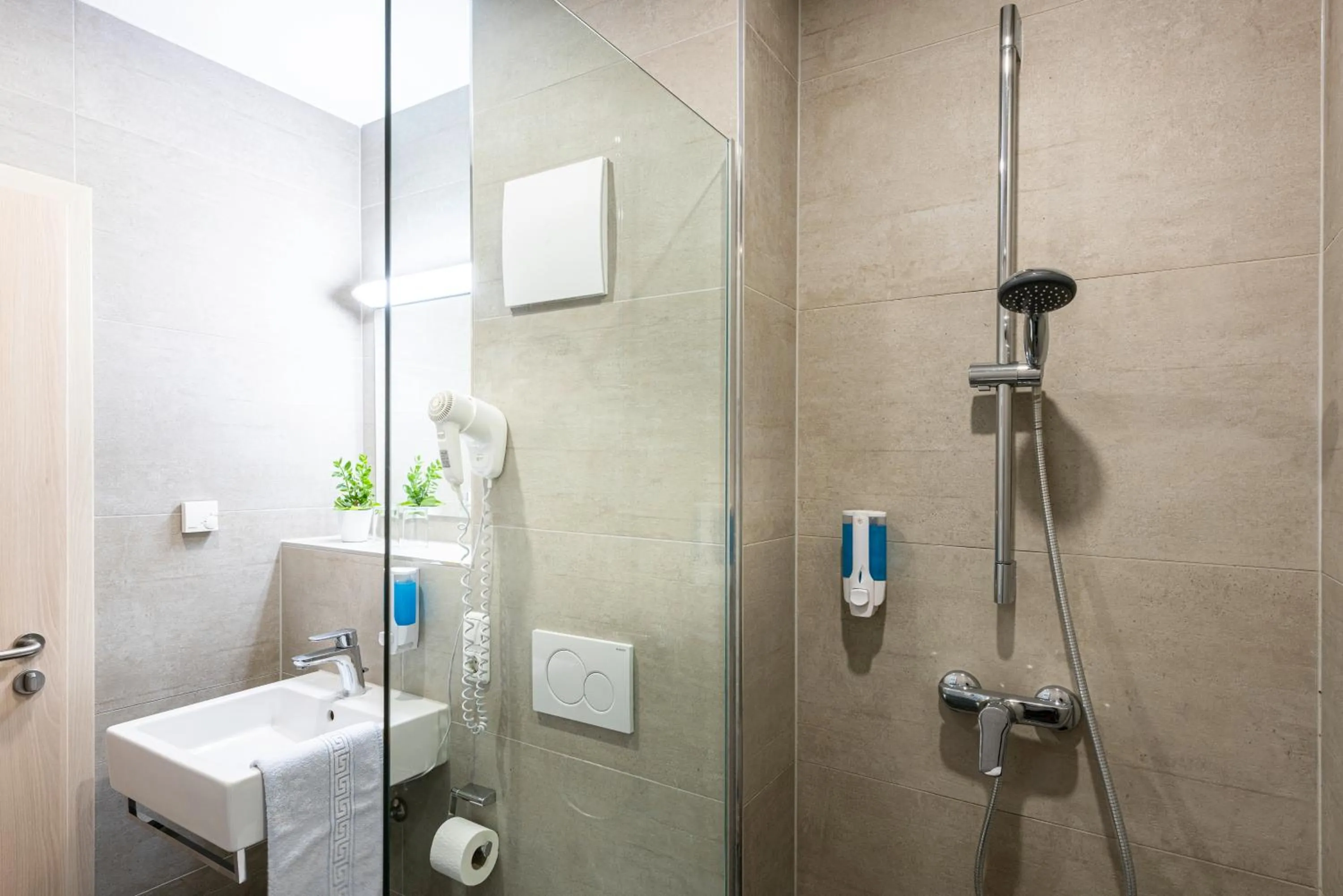 Bathroom in Hotel Am Wiesenweg l 24h check-in