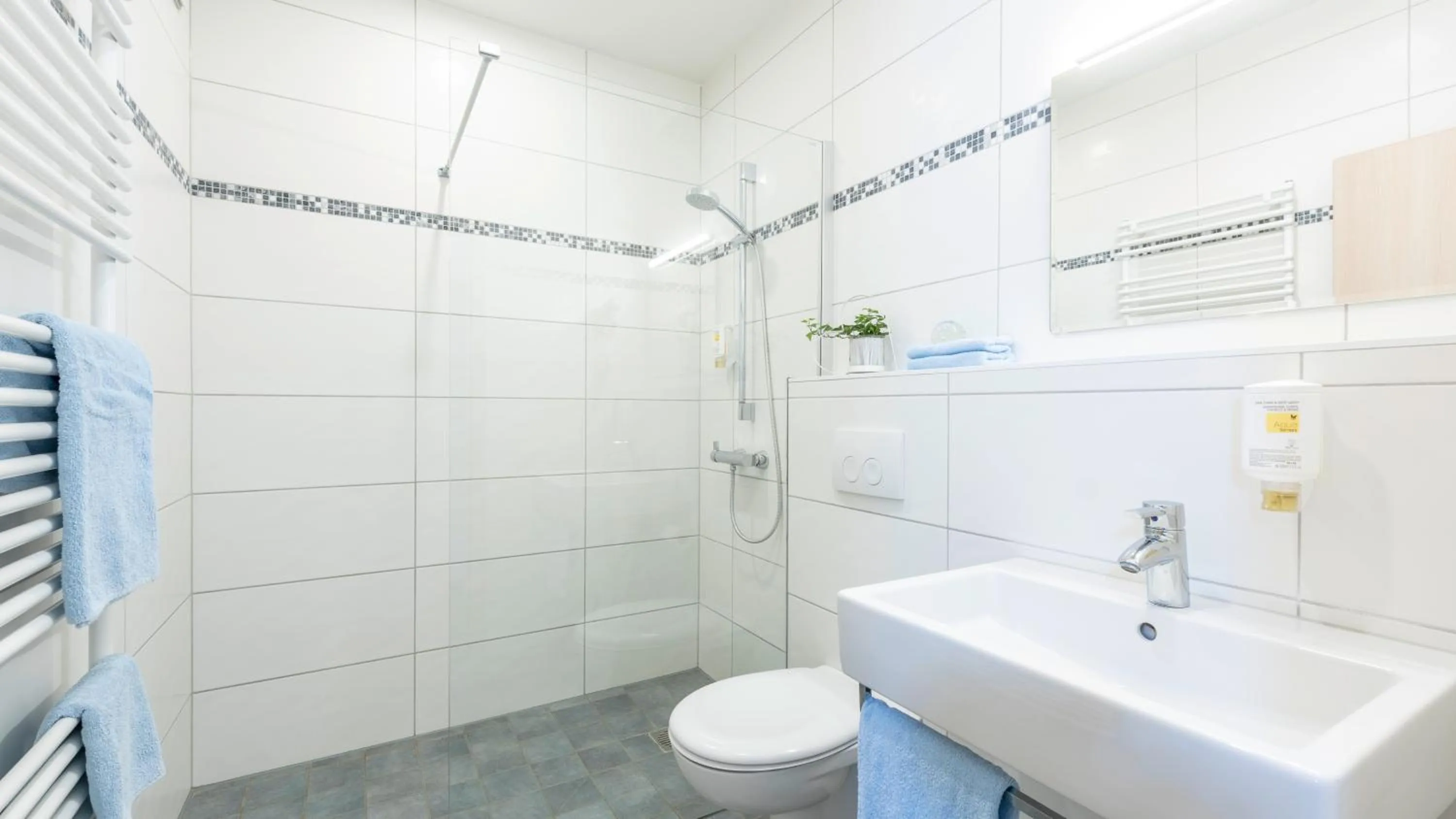 Photo of the whole room in Hotel Am Wiesenweg l 24h check-in