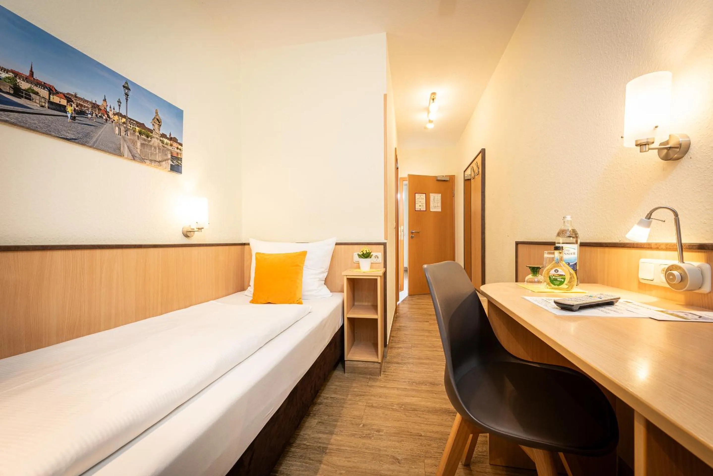 Photo of the whole room, Bed in Hotel Am Wiesenweg l 24h check-in