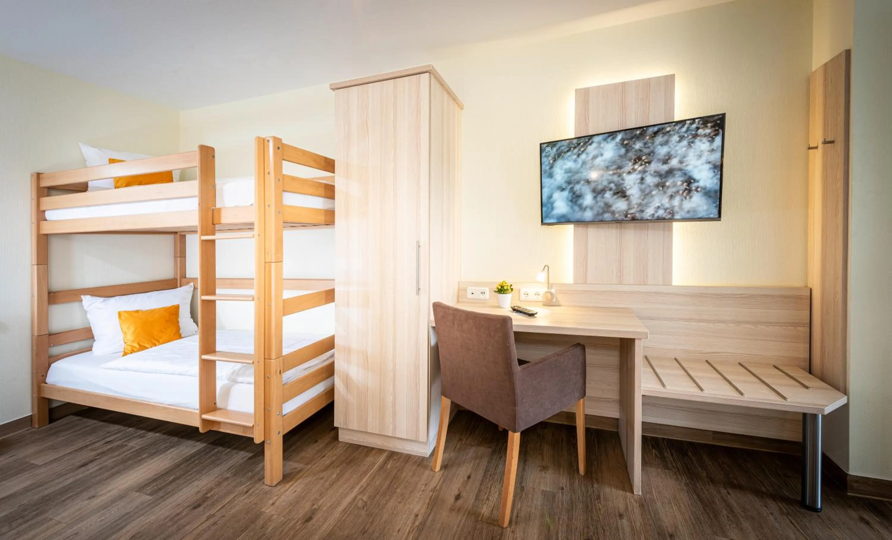 Photo of the whole room, Bed in Hotel Am Wiesenweg l 24h check-in