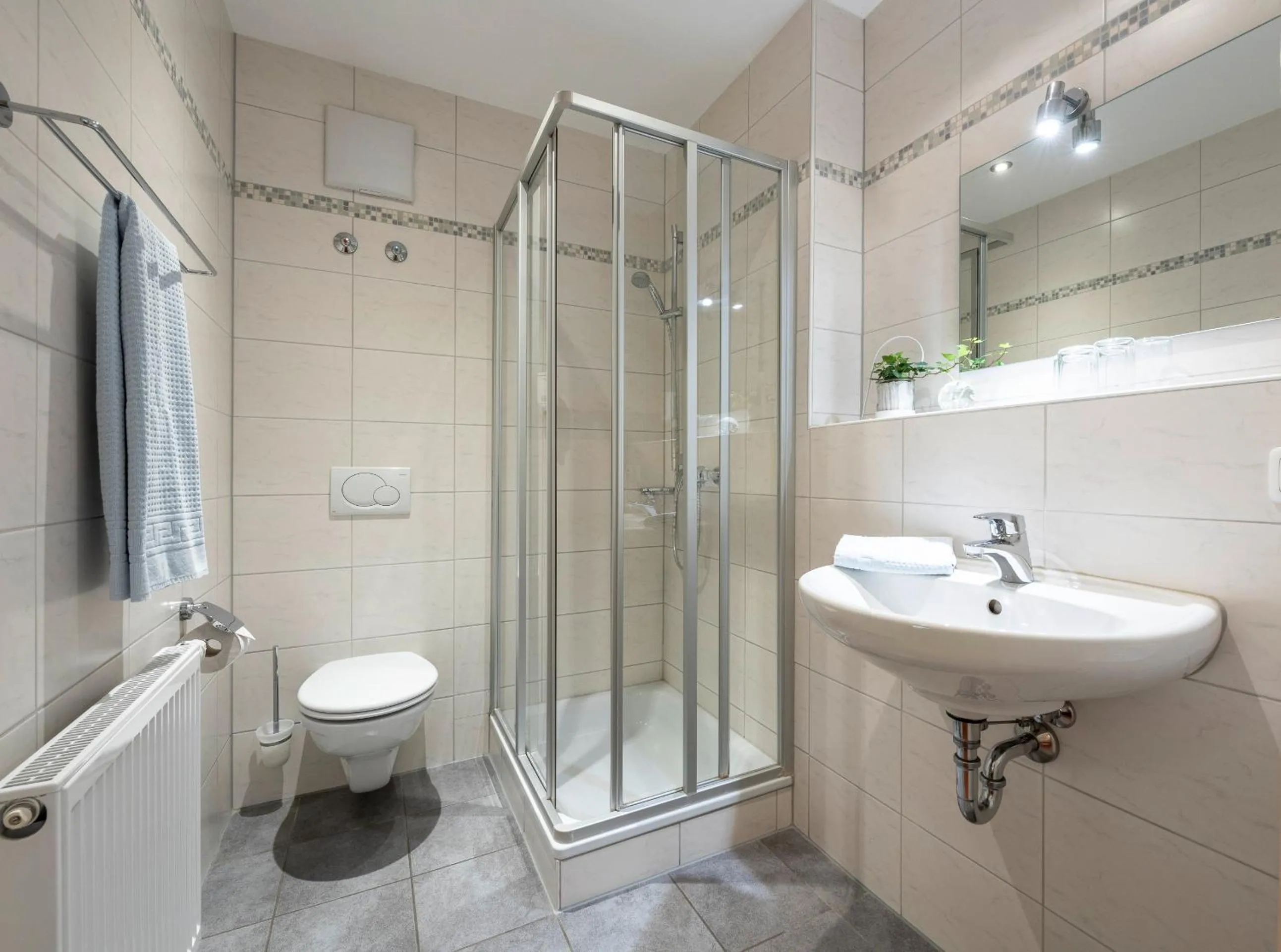 Bathroom in Hotel Am Wiesenweg l 24h check-in