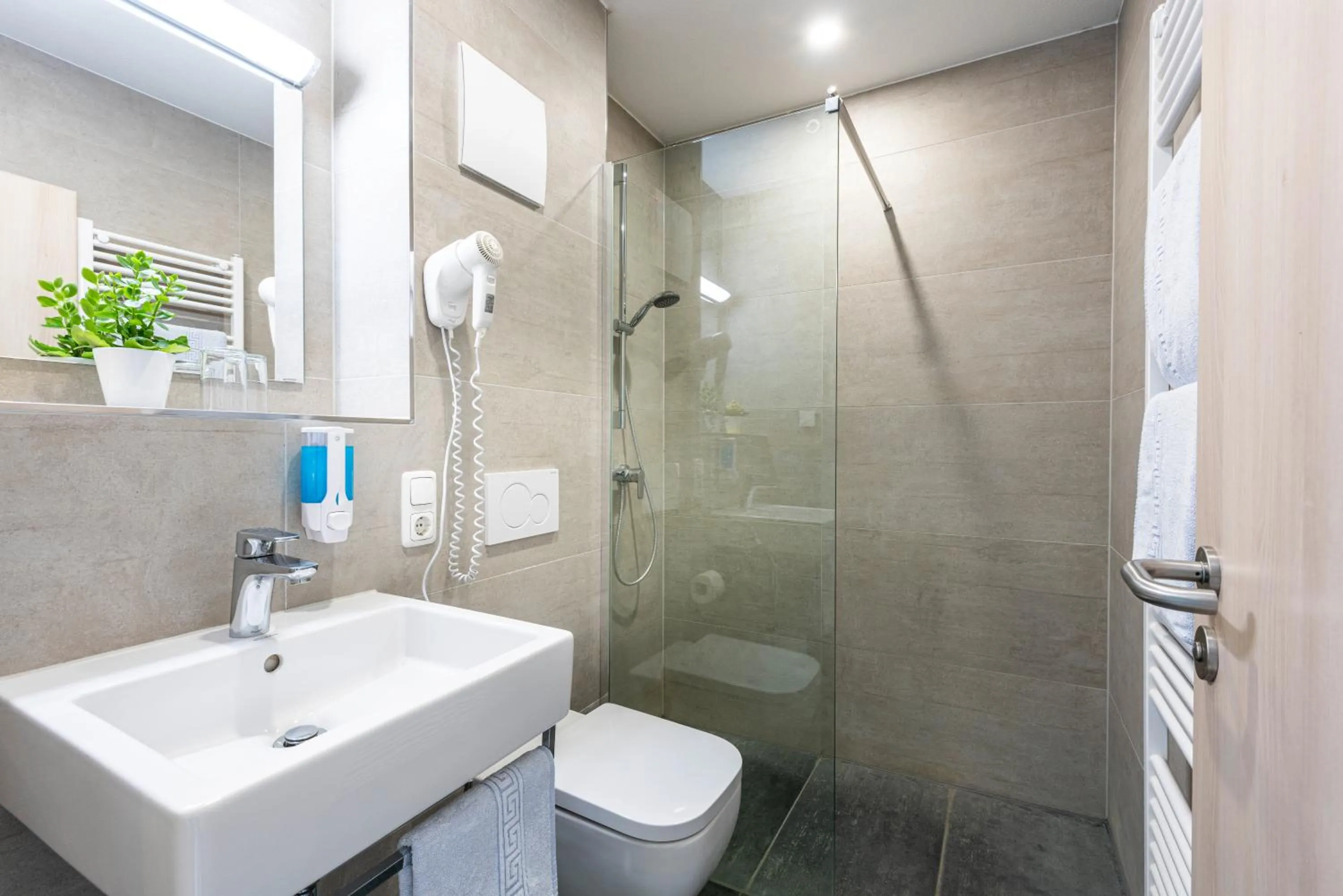 Bathroom in Hotel Am Wiesenweg l 24h check-in