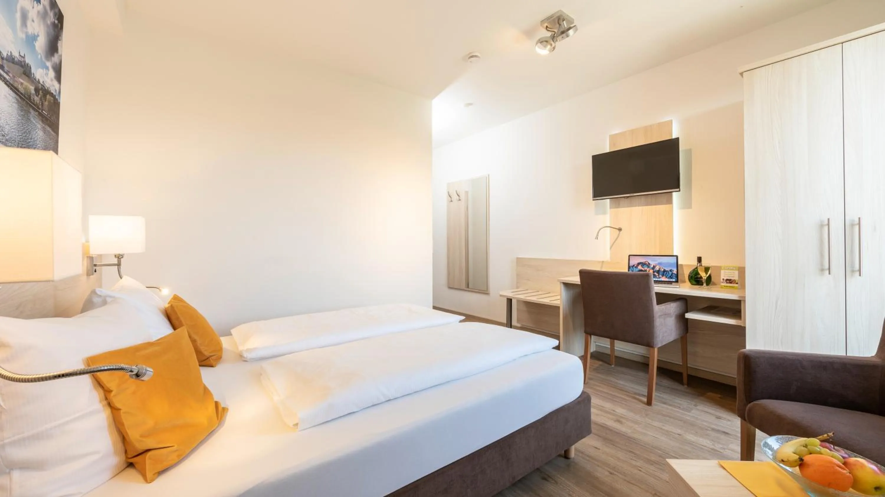 Photo of the whole room, Bed in Hotel Am Wiesenweg l 24h check-in