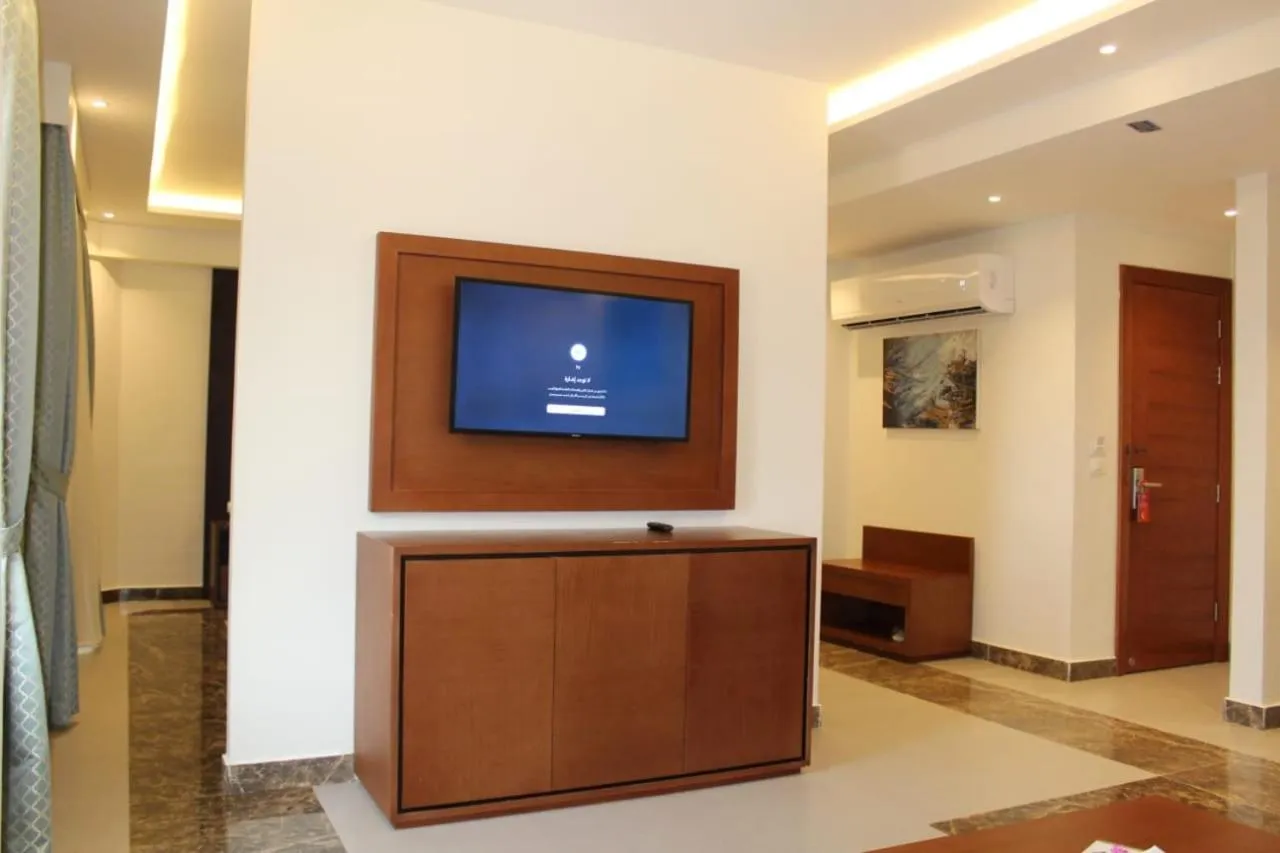 Communal lounge/ TV room in Royal Jewel Al Raml Hotel