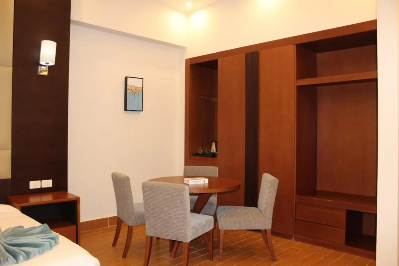 Living room, Bed in Royal Jewel Al Raml Hotel