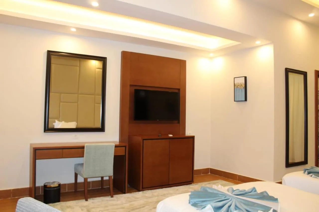 Living room, Bed in Royal Jewel Al Raml Hotel