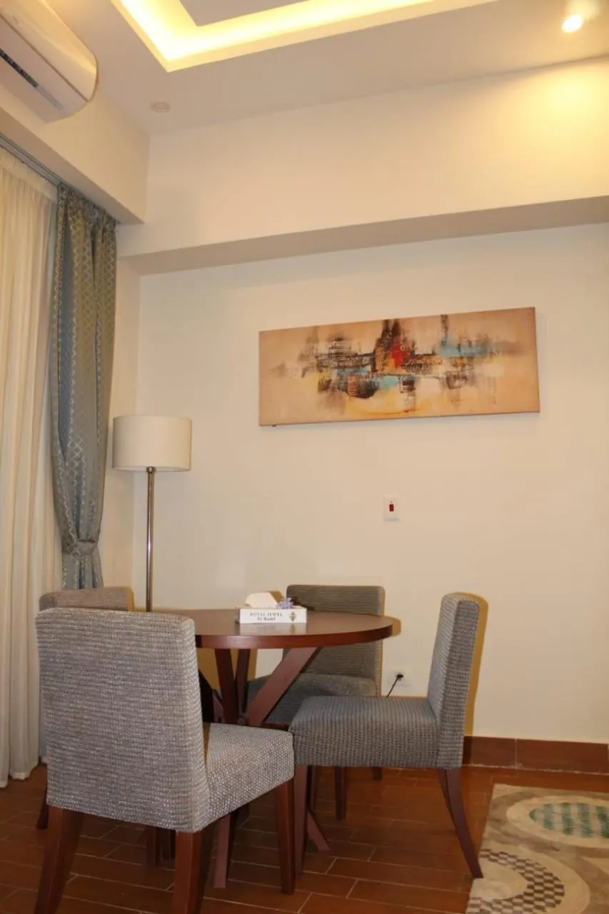 Living room in Royal Jewel Al Raml Hotel