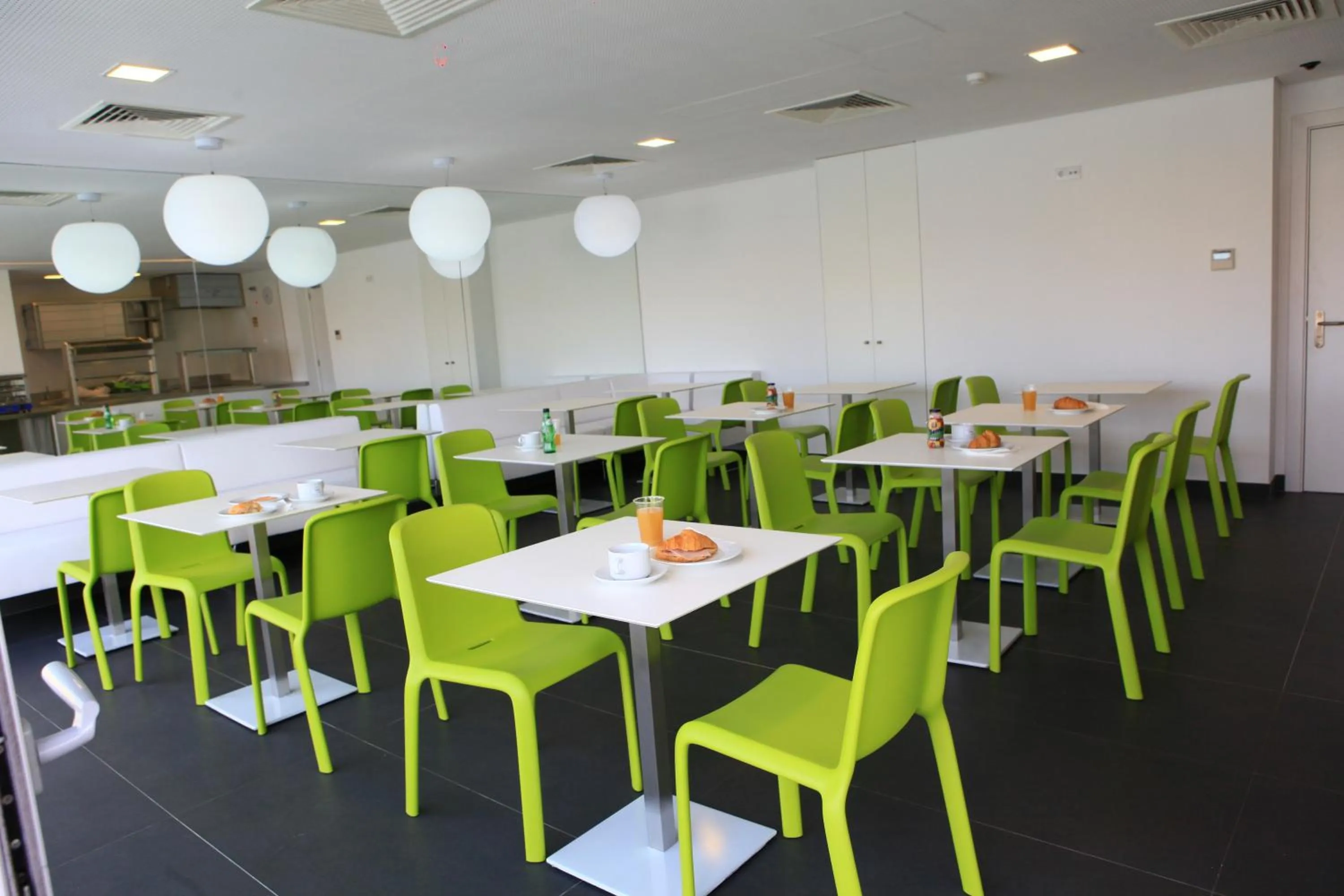 Communal lounge/ TV room in Hotel 3K Faro Aeroporto