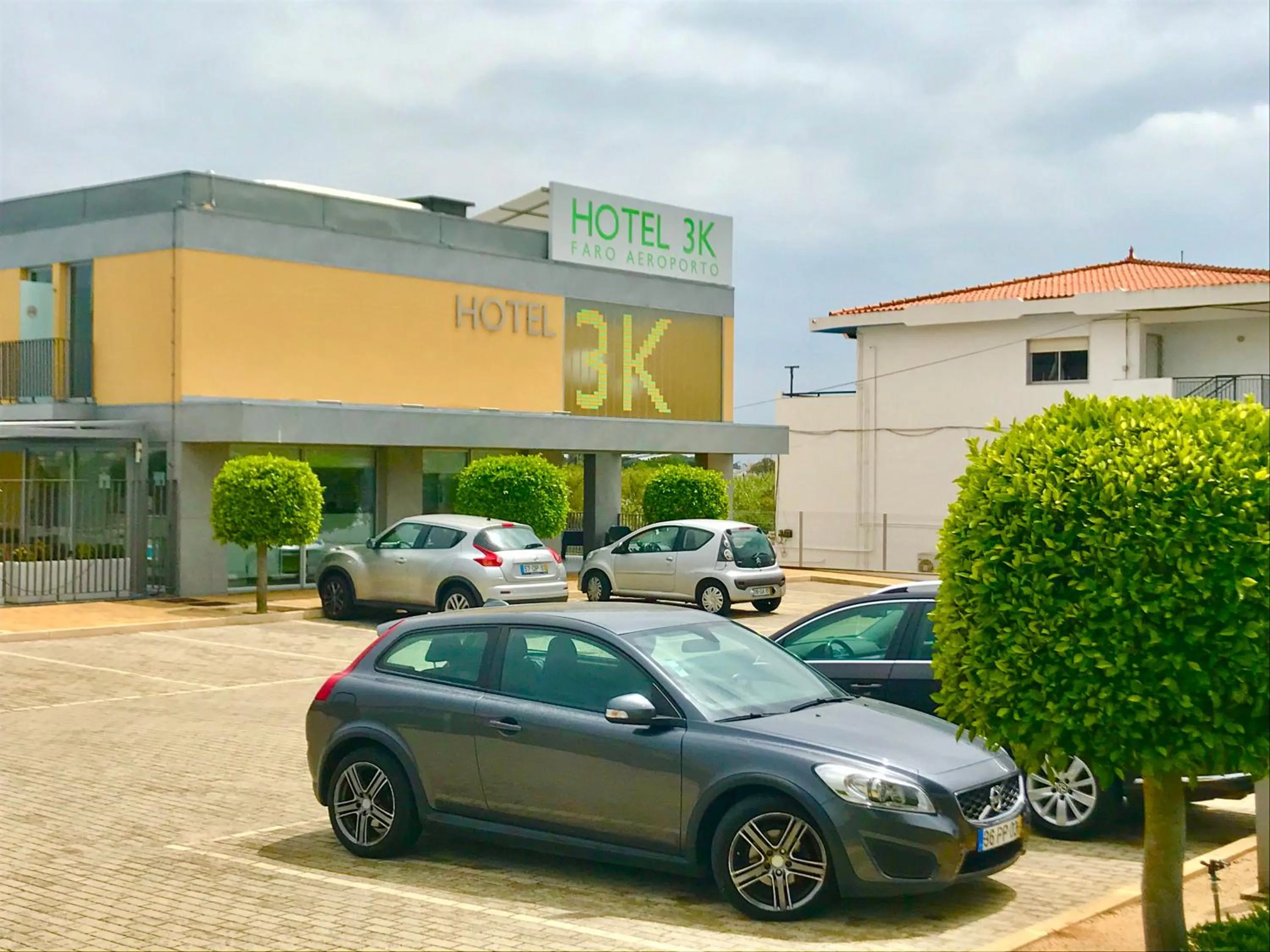 Property building in Hotel 3K Faro Aeroporto