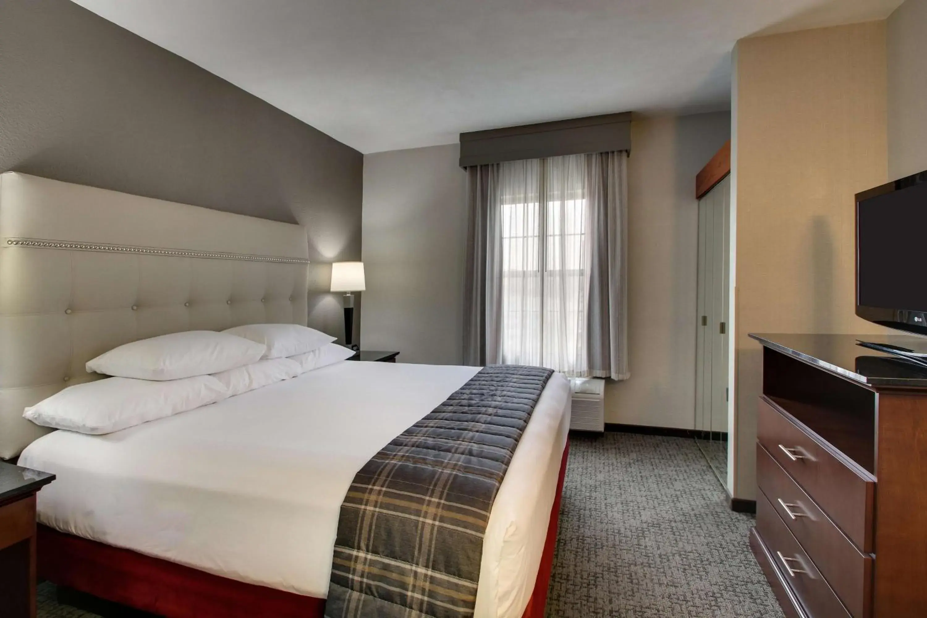 Photo of the whole room, Bed in Drury Inn & Suites San Antonio Northwest Medical Center Photo of the whole room, Bed in Drury Inn & Suites San Antonio Northwest Medical Center