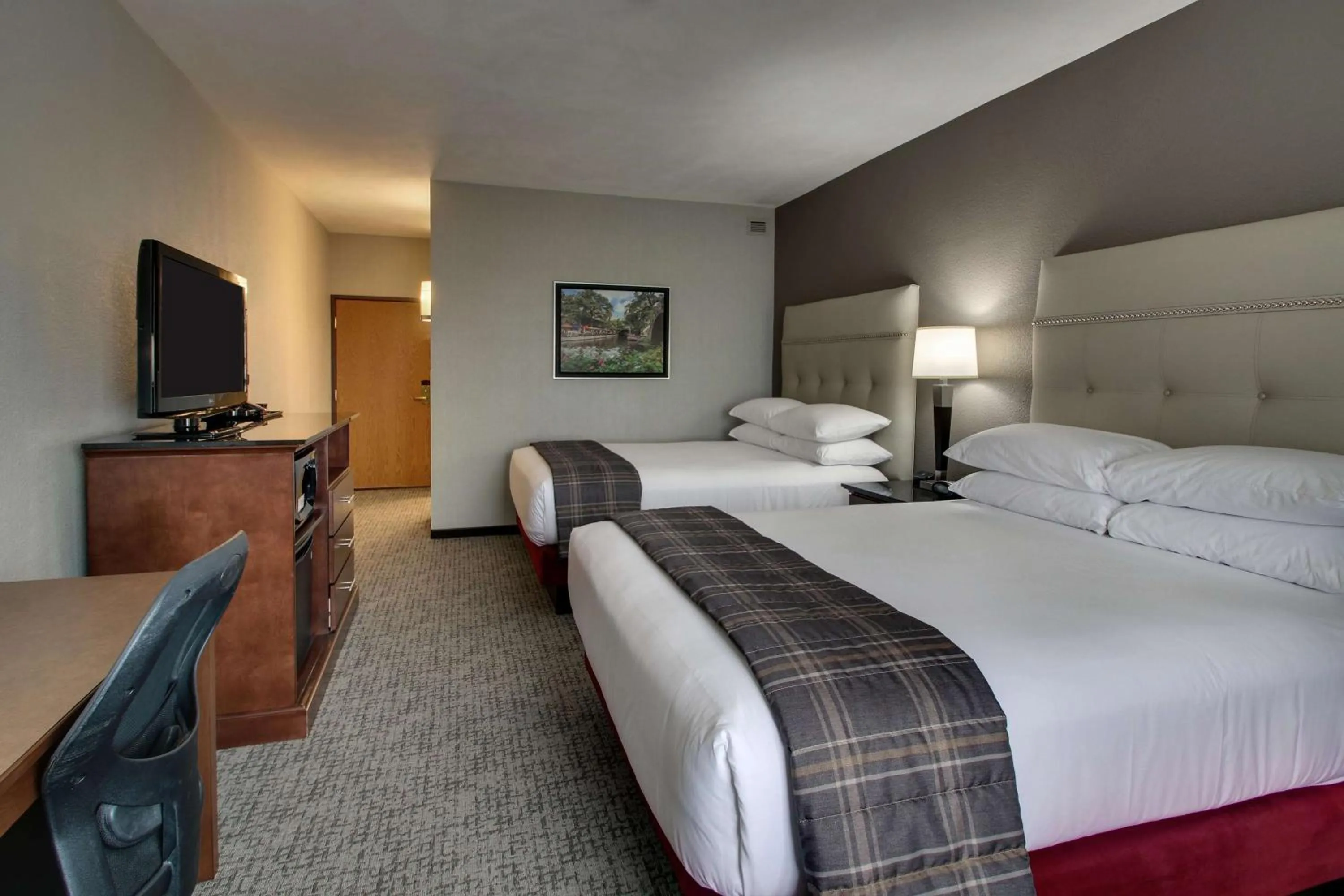 Photo of the whole room, Bed in Drury Inn & Suites San Antonio Northwest Medical Center
