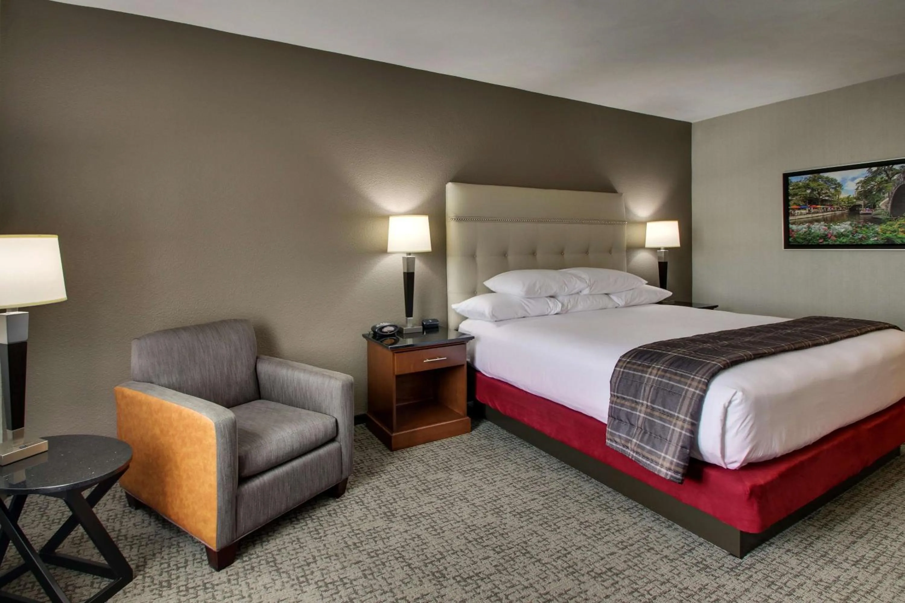 Photo of the whole room, Bed in Drury Inn & Suites San Antonio Northwest Medical Center