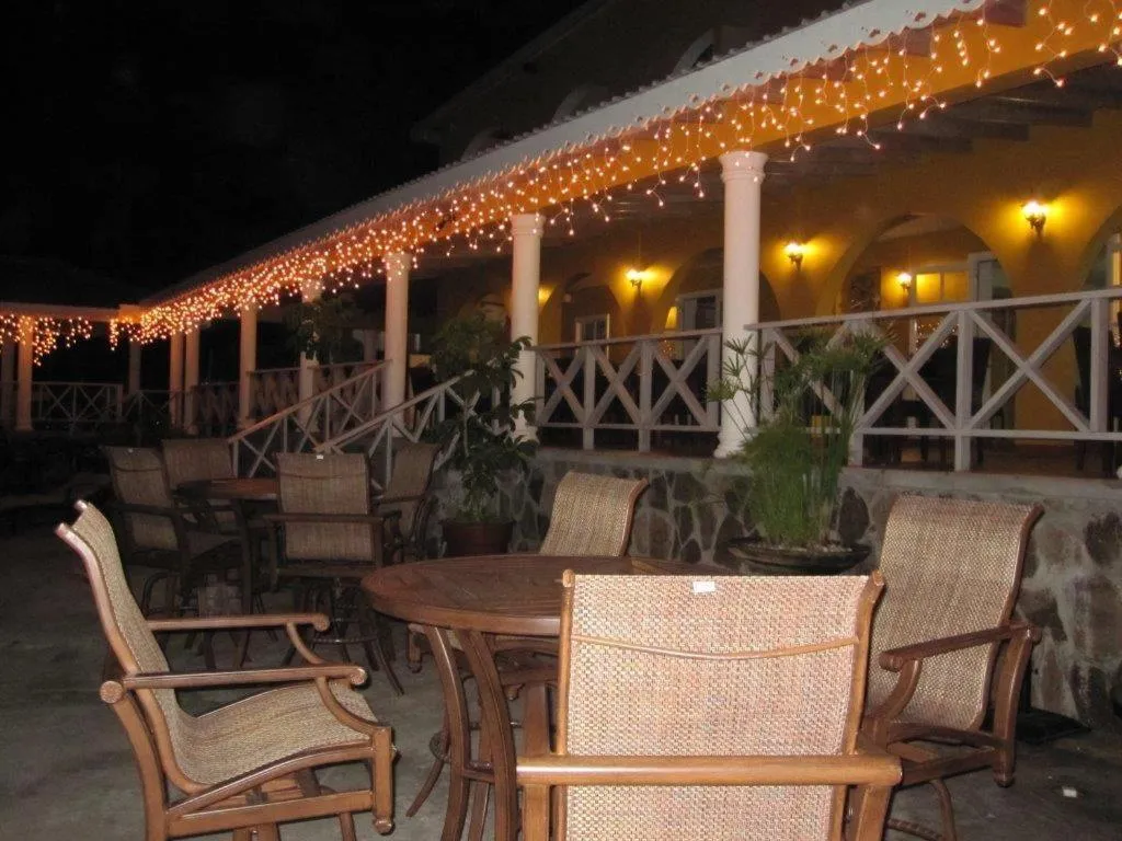 Lounge or bar in Paradise Beach Hotel