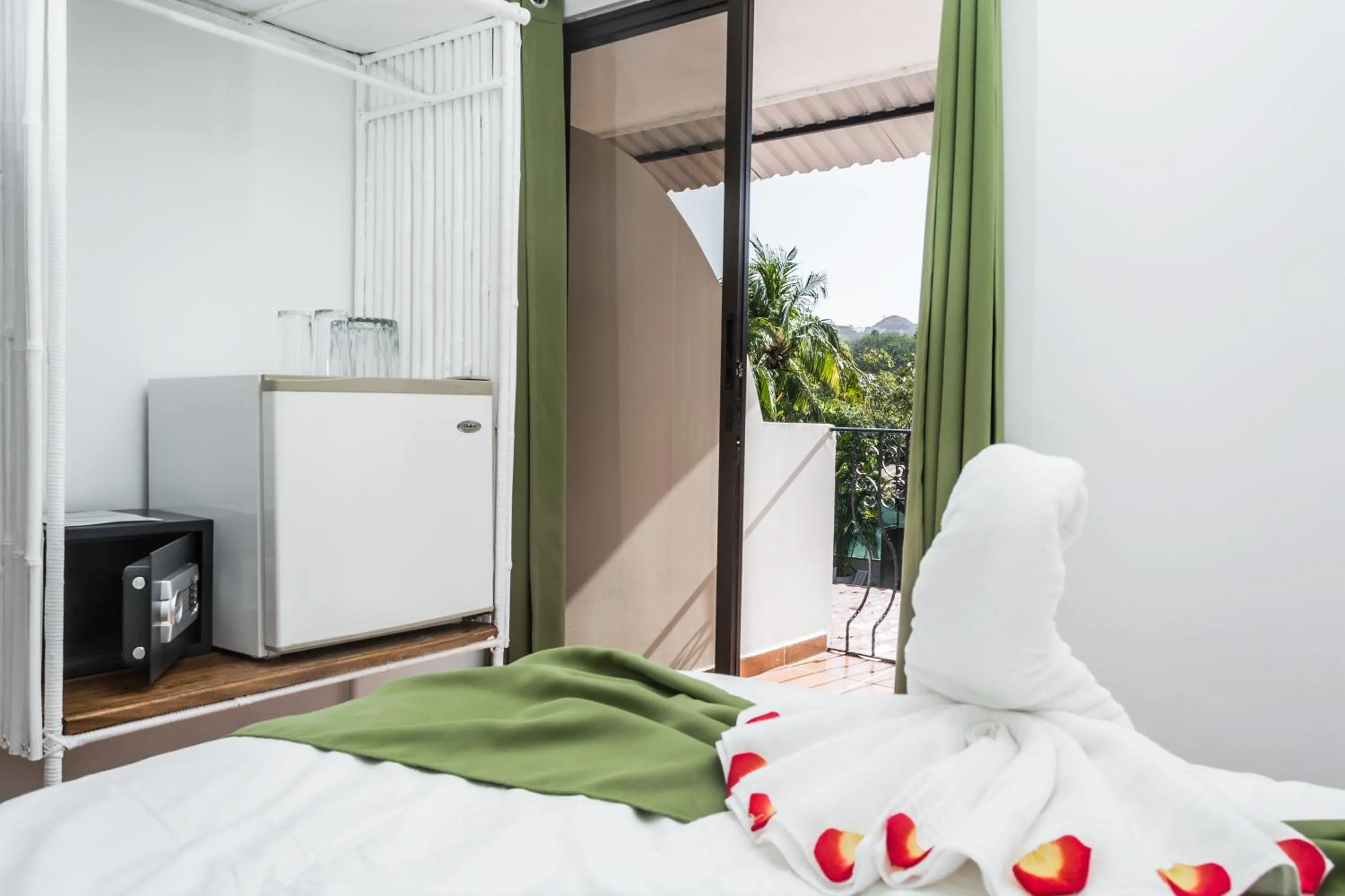 View (from property/room), Bed in The Palms At Coco Beach