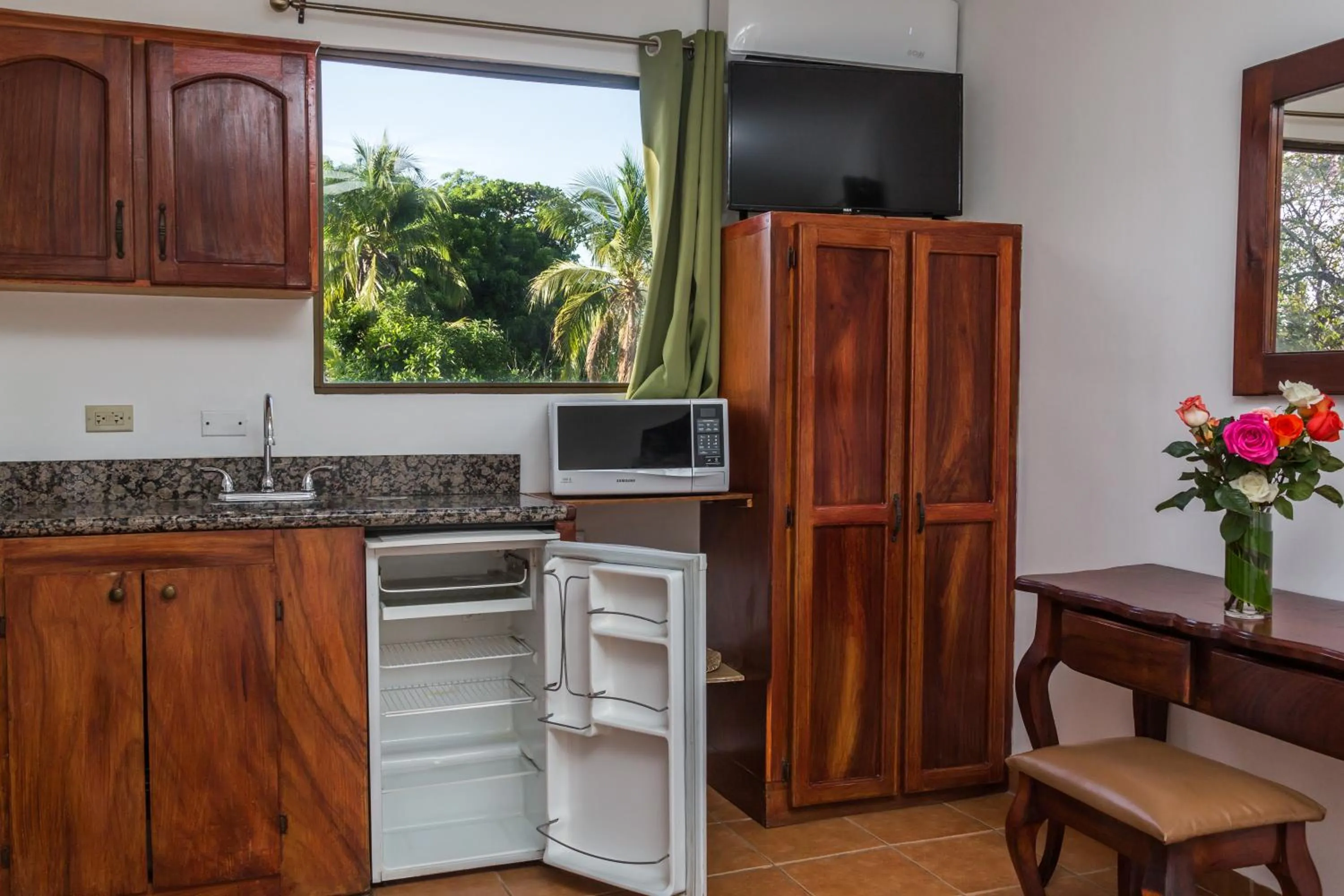 Kitchen or kitchenette in The Palms At Coco Beach