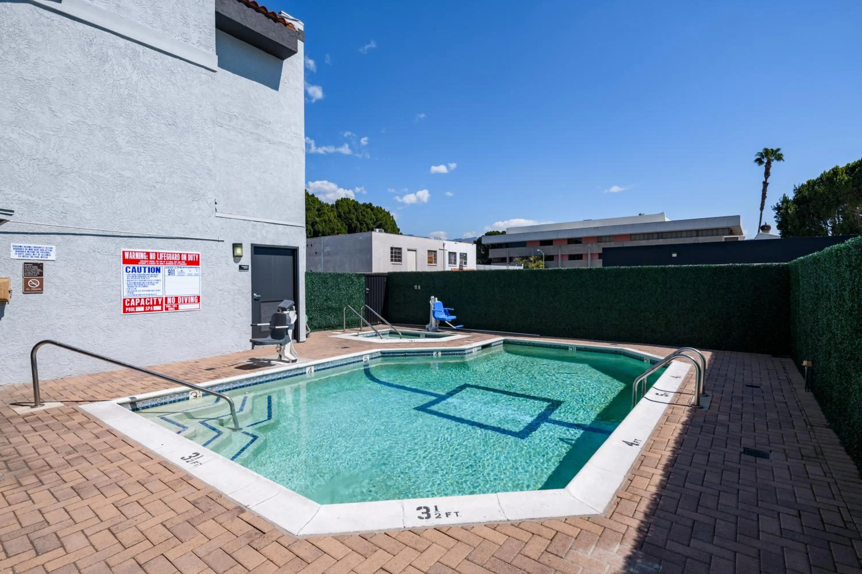 Swimming pool in Hyland Inn near Pasadena Civic Center