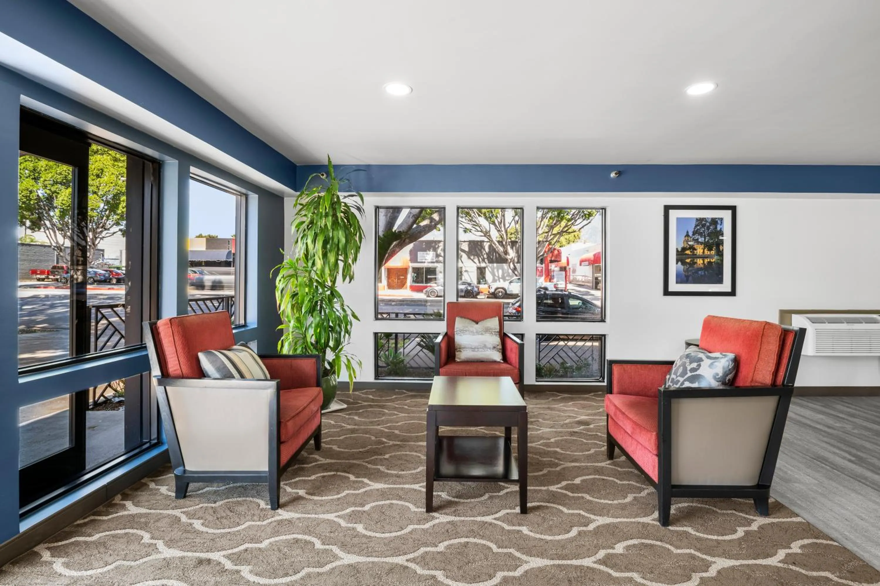 Lobby or reception in Hyland Inn near Pasadena Civic Center