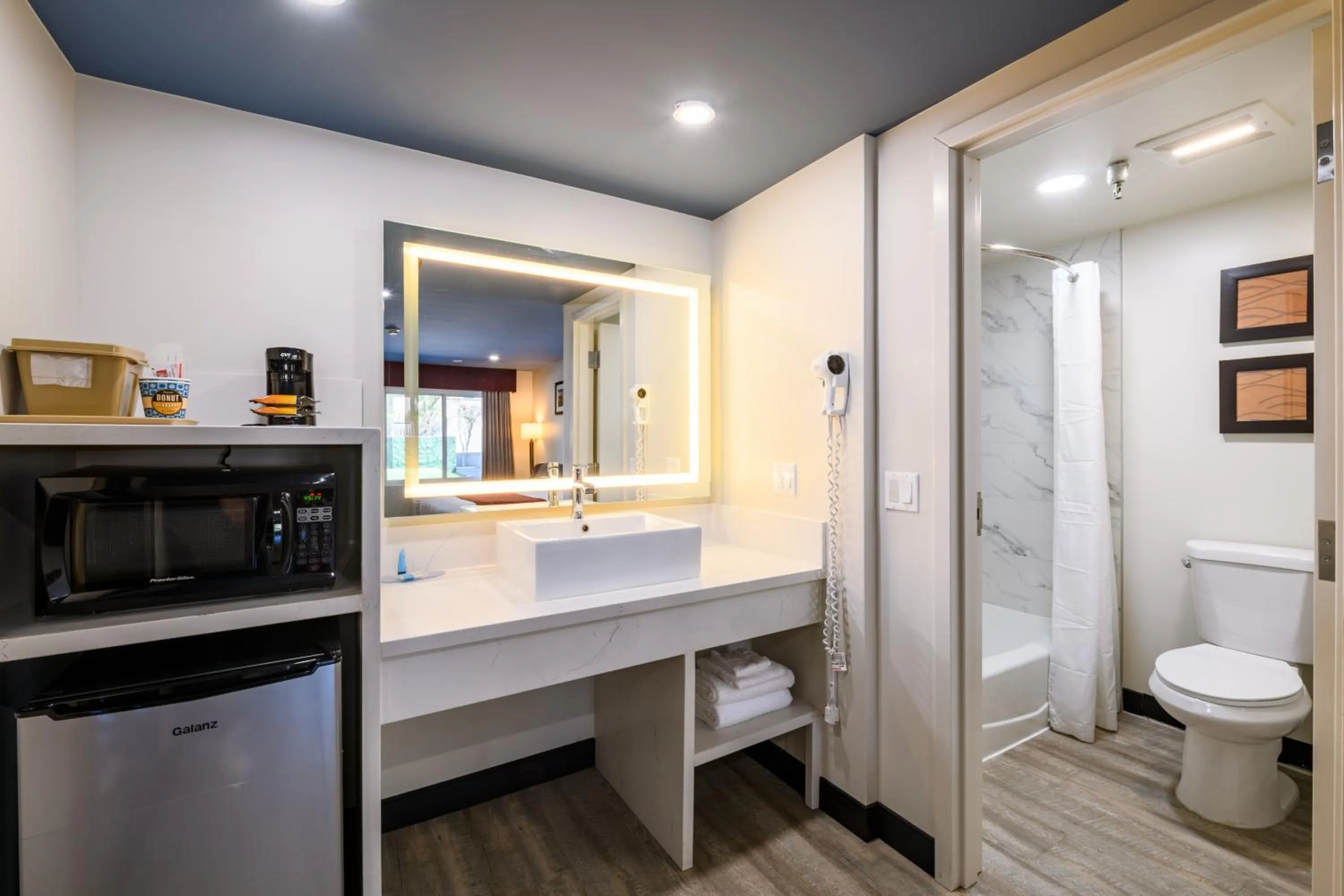 Bedroom in Hyland Inn near Pasadena Civic Center